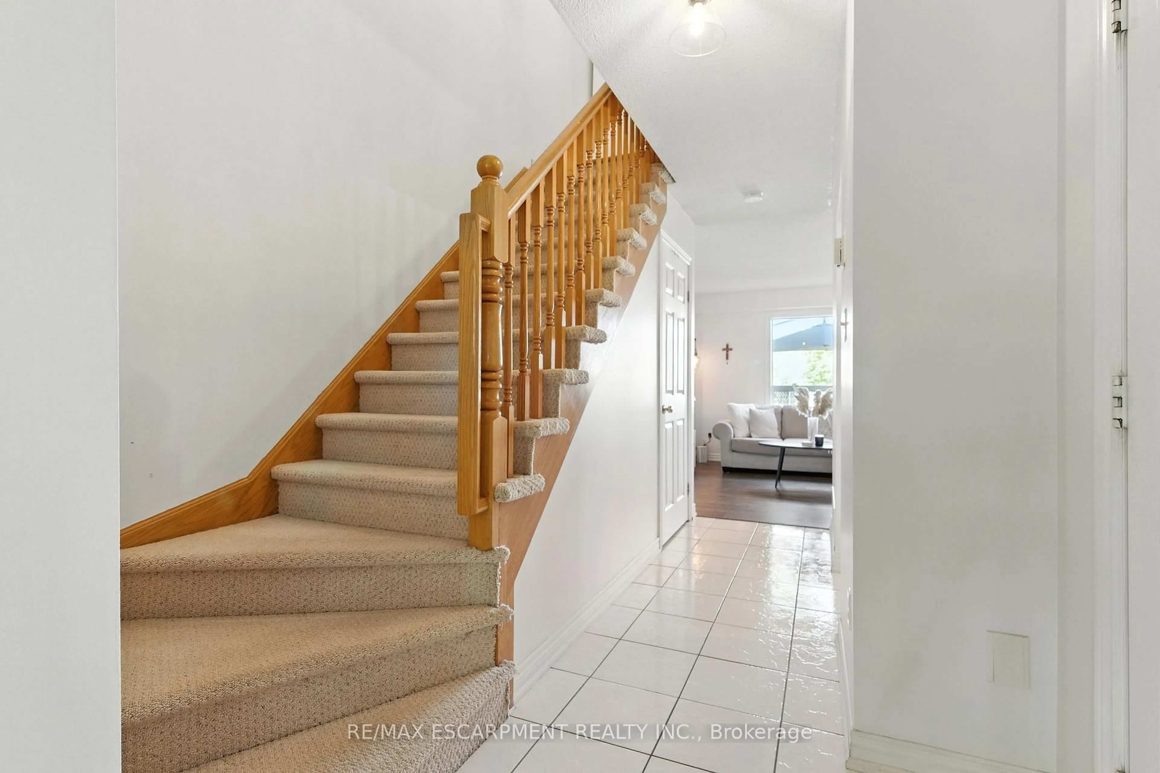 Indoor foyer for 1860 Upper Gage Ave #14, Hamilton Ontario L8W 3Y6