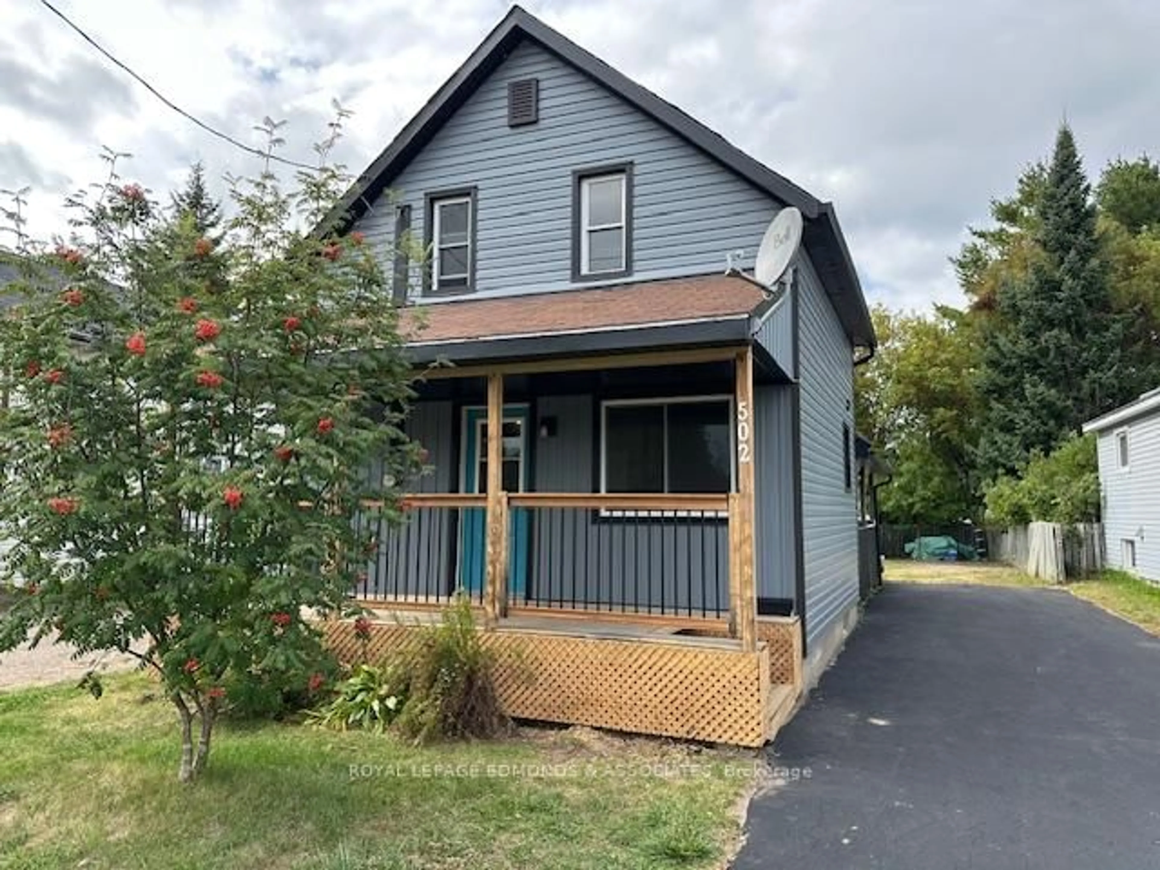 Home with vinyl exterior material, street for 502 Almira St, Pembroke Ontario K8A 3Z8