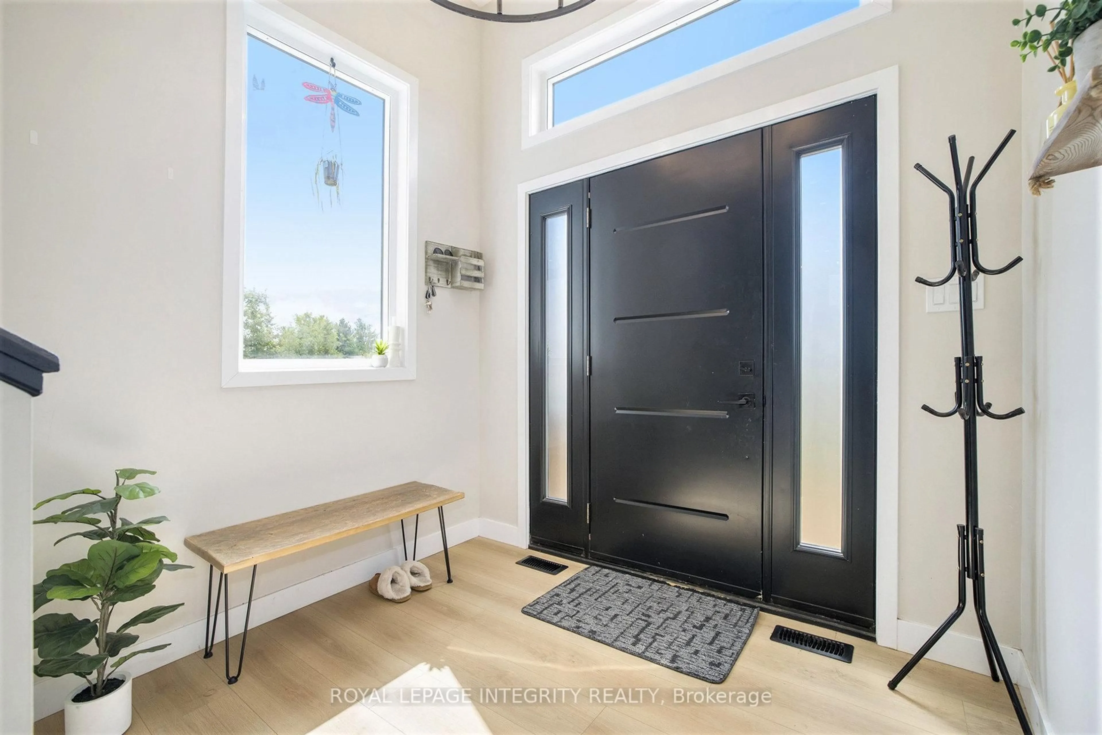 Indoor entryway for 915 Code Dr, Smiths Falls Ontario K7A 4S6