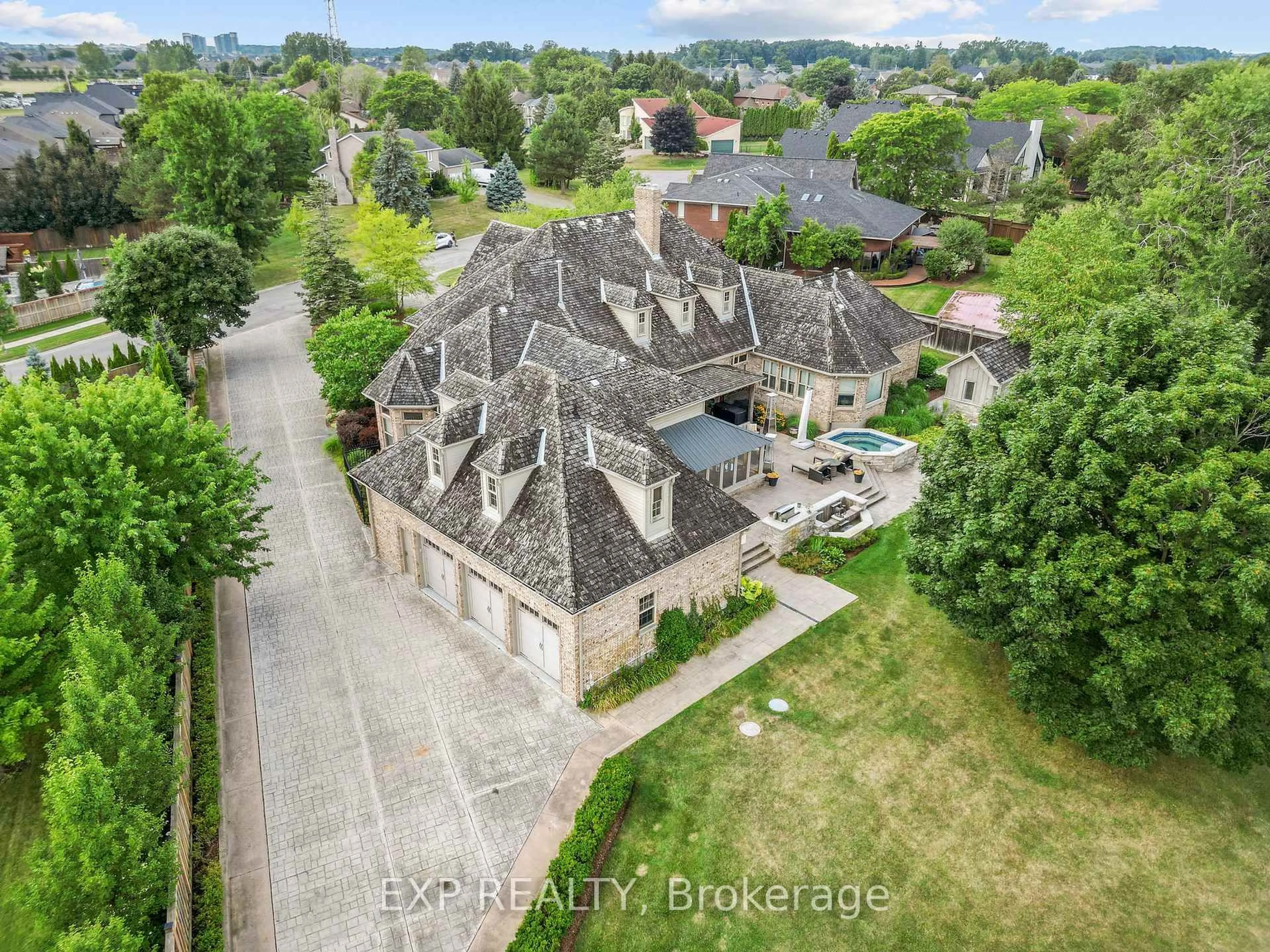 A pic from outside/outdoor area/front of a property/back of a property/a pic from drone, street for 569 Franklinway Gate, London North Ontario N6G 5C8