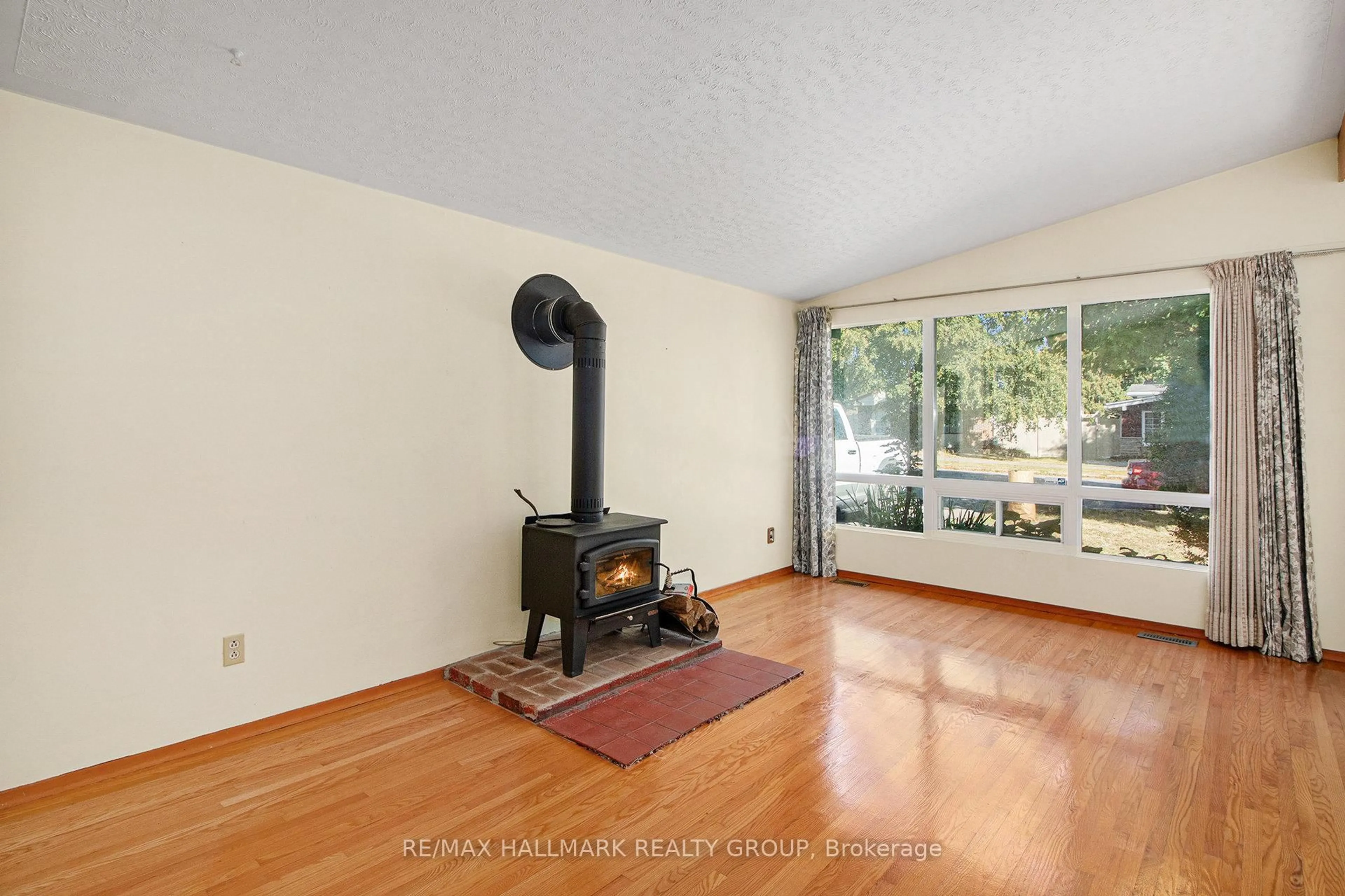 Unknown for 1938 Featherston Dr, Ottawa Ontario K1H 6P8