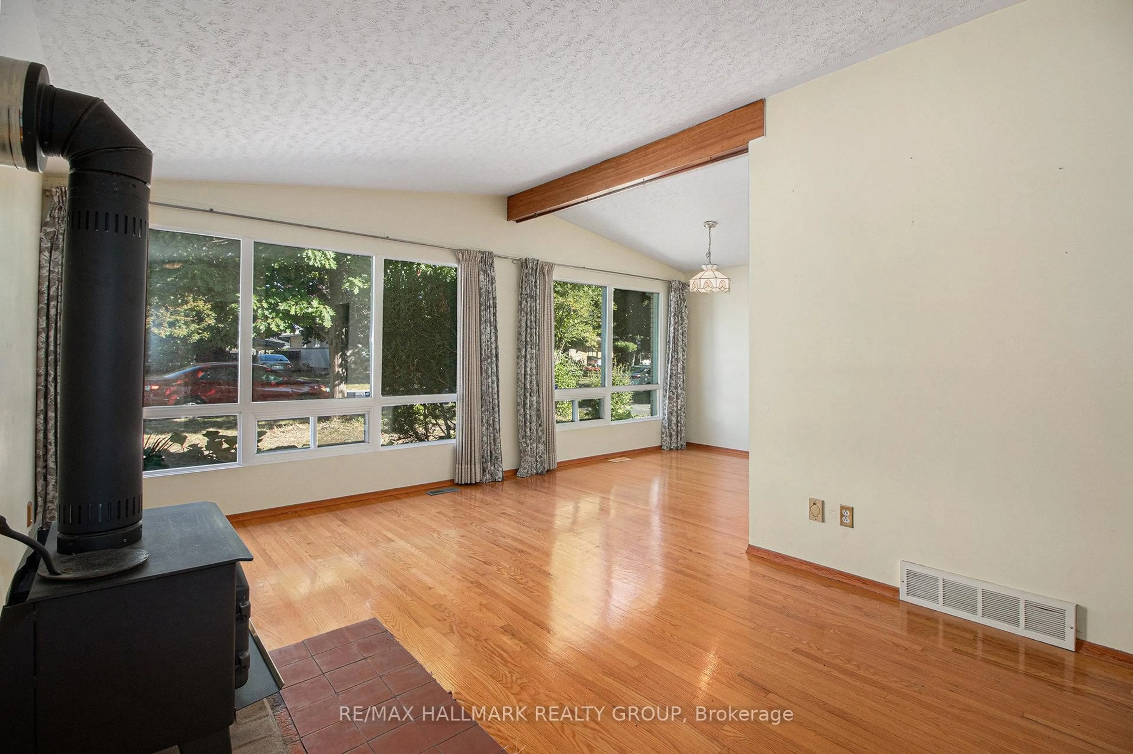 A pic of a room for 1938 Featherston Dr, Ottawa Ontario K1H 6P8