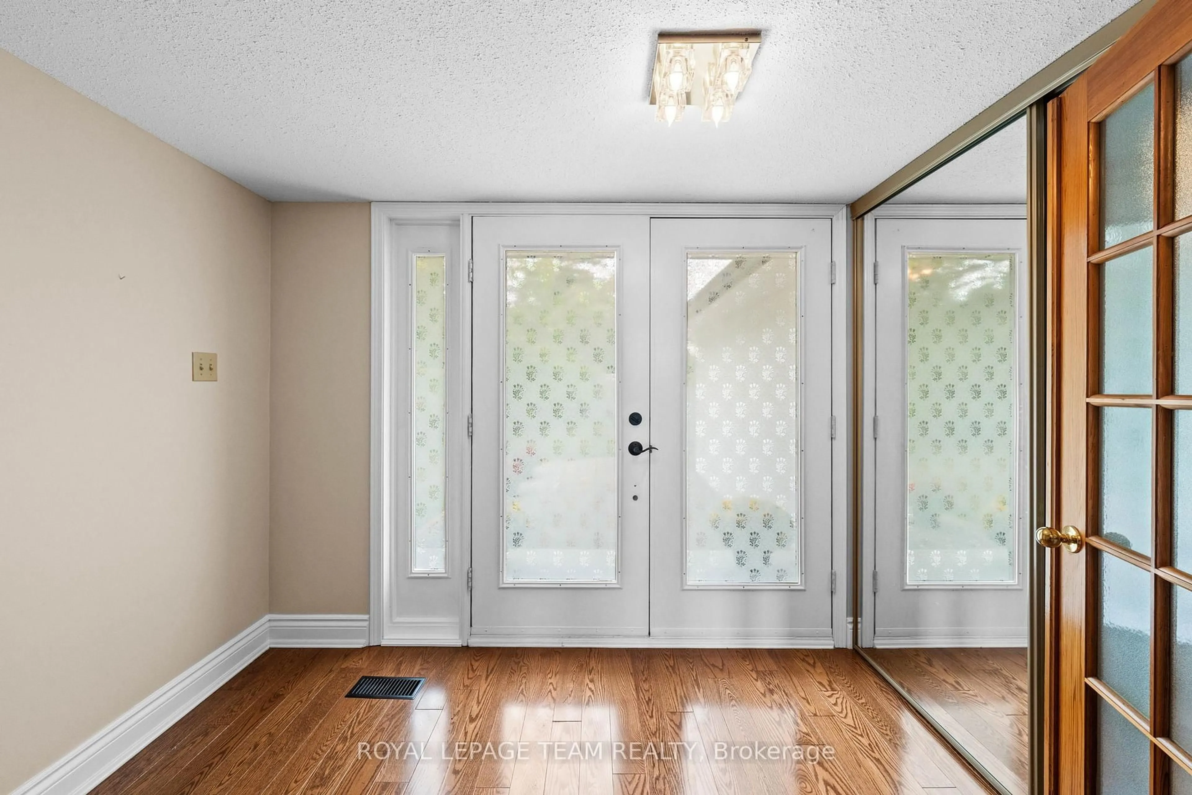 Indoor entryway for 1376 River Rd, Ottawa Ontario K4M 1B4