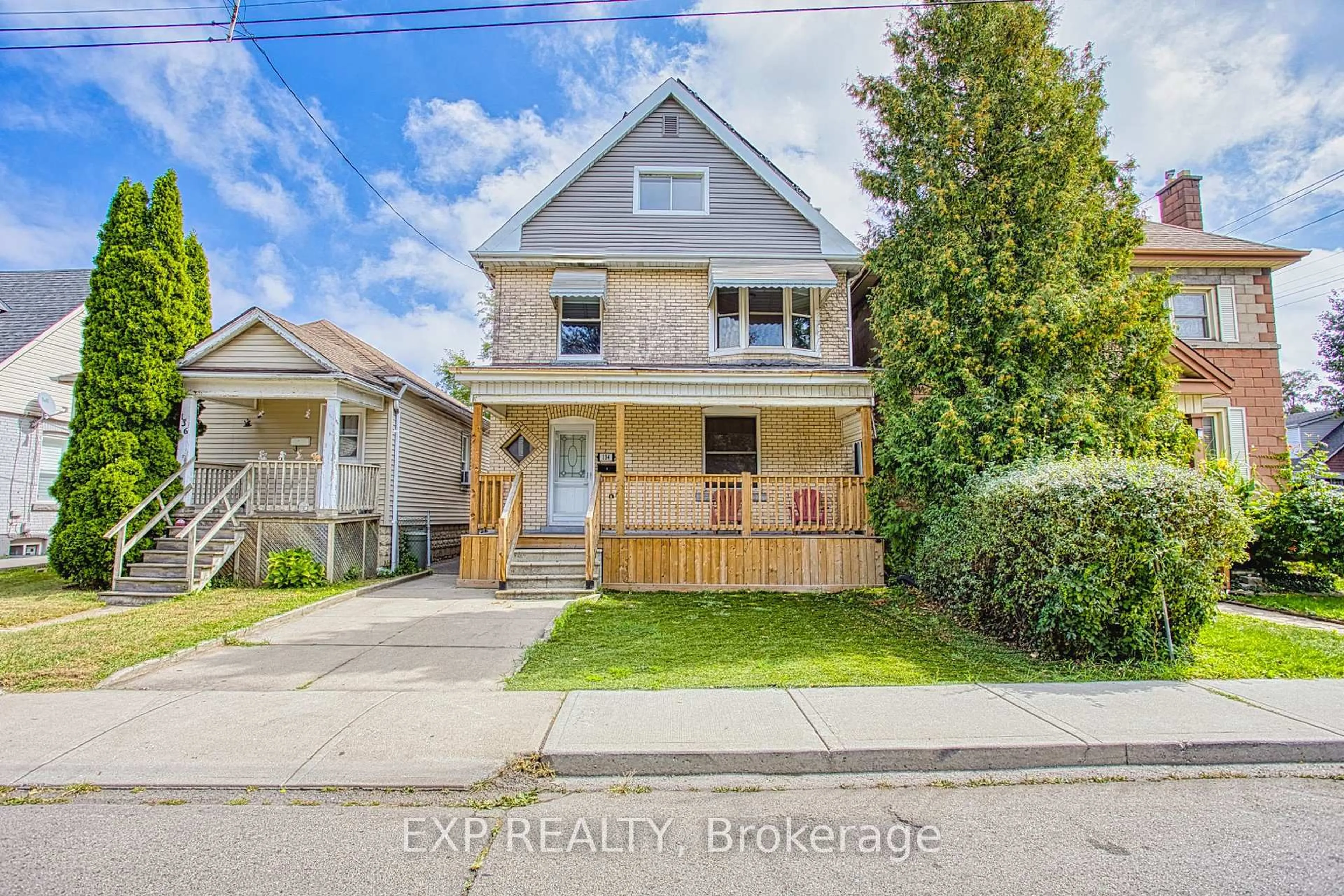 A pic from outside/outdoor area/front of a property/back of a property/a pic from drone, street for 134 Rosslyn Ave, Hamilton Ontario L8L 7P6