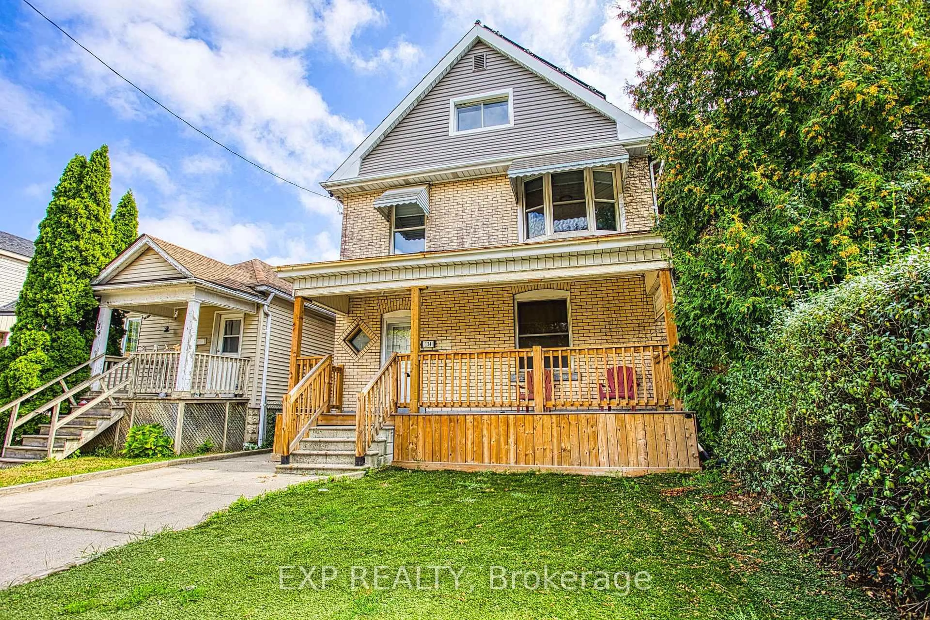 A pic from outside/outdoor area/front of a property/back of a property/a pic from drone, street for 134 Rosslyn Ave, Hamilton Ontario L8L 7P6