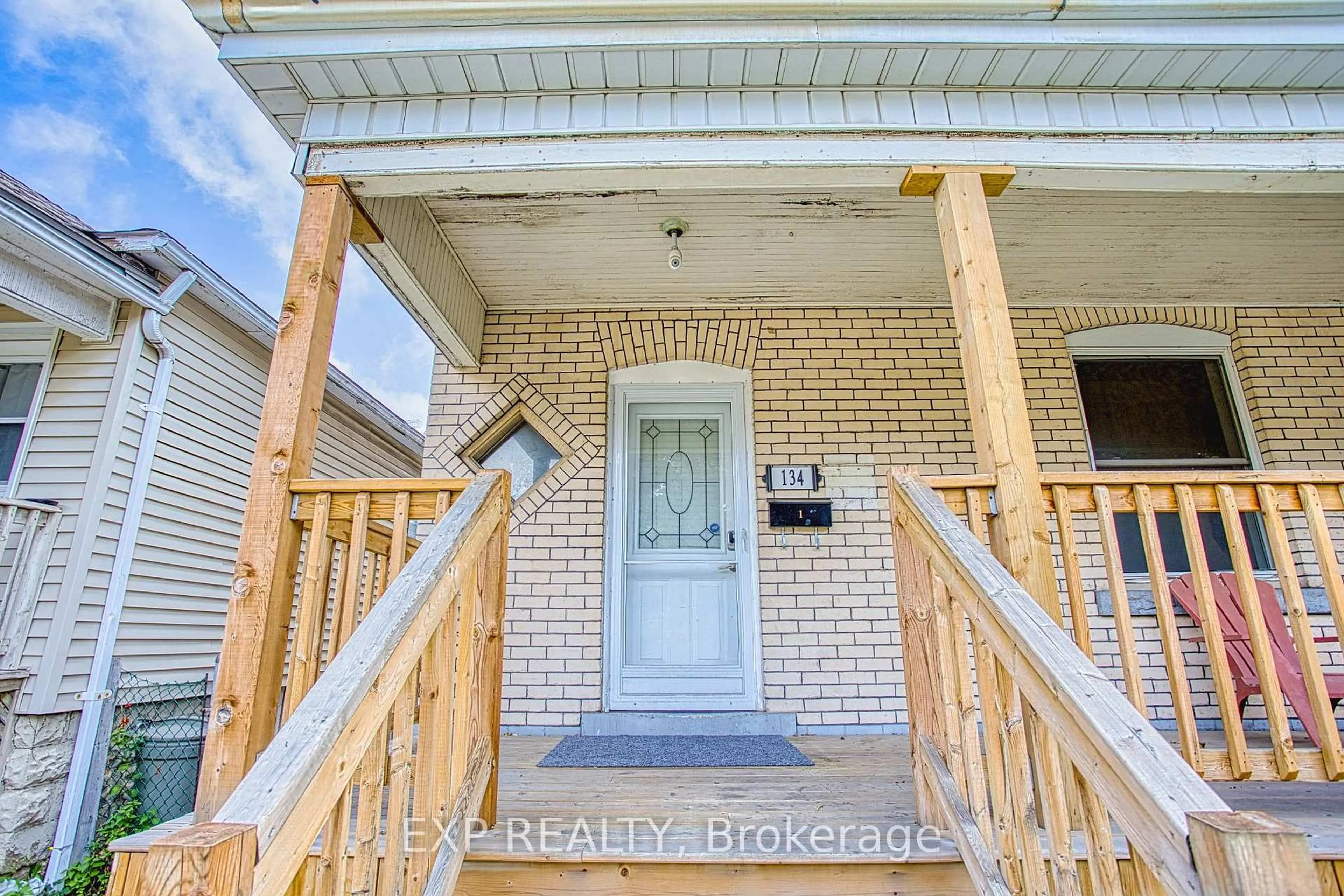 Indoor entryway for 134 Rosslyn Ave, Hamilton Ontario L8L 7P6