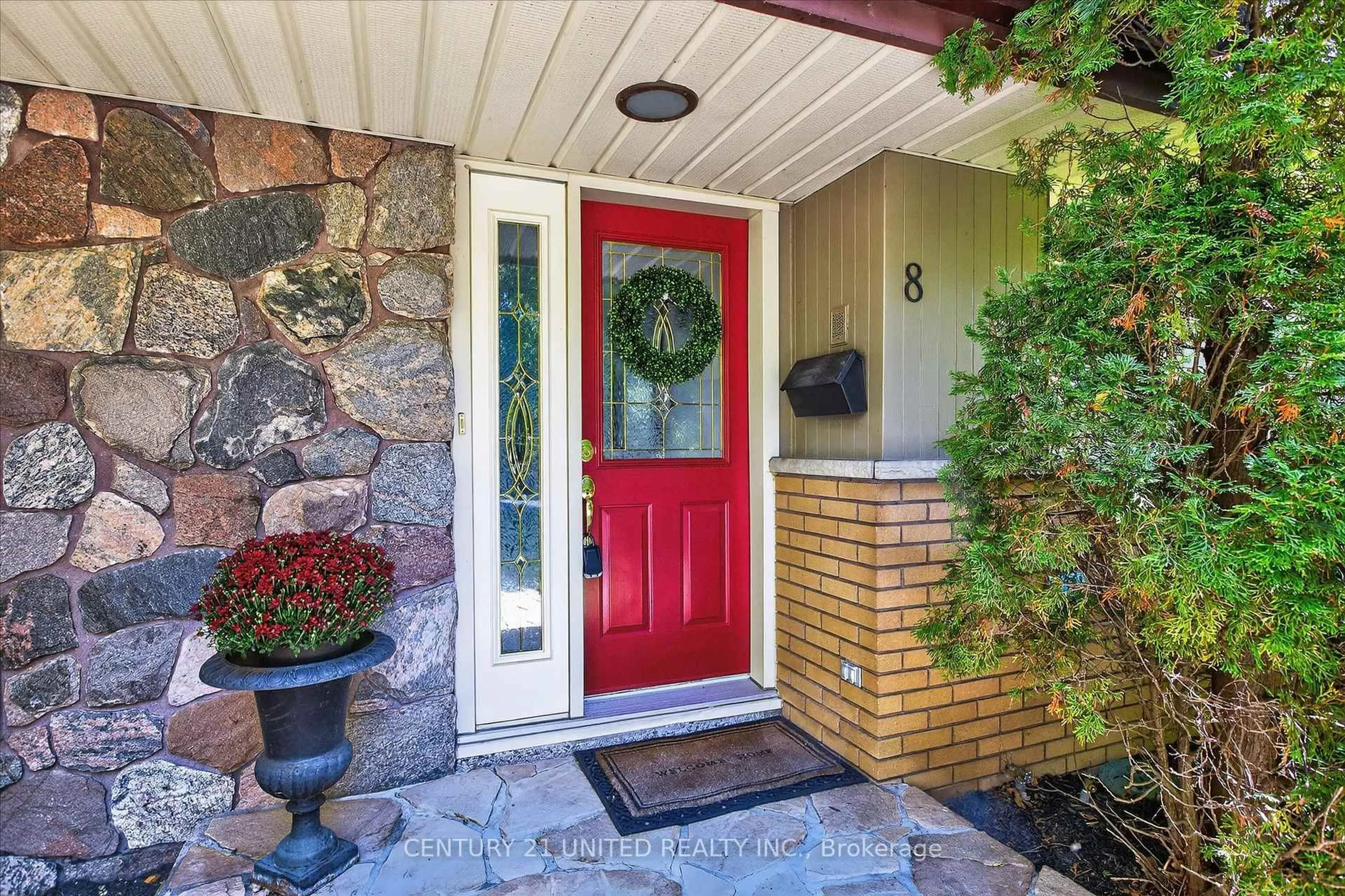Indoor entryway for 8 Oakwood Cres, Peterborough Ontario K9J 1N3