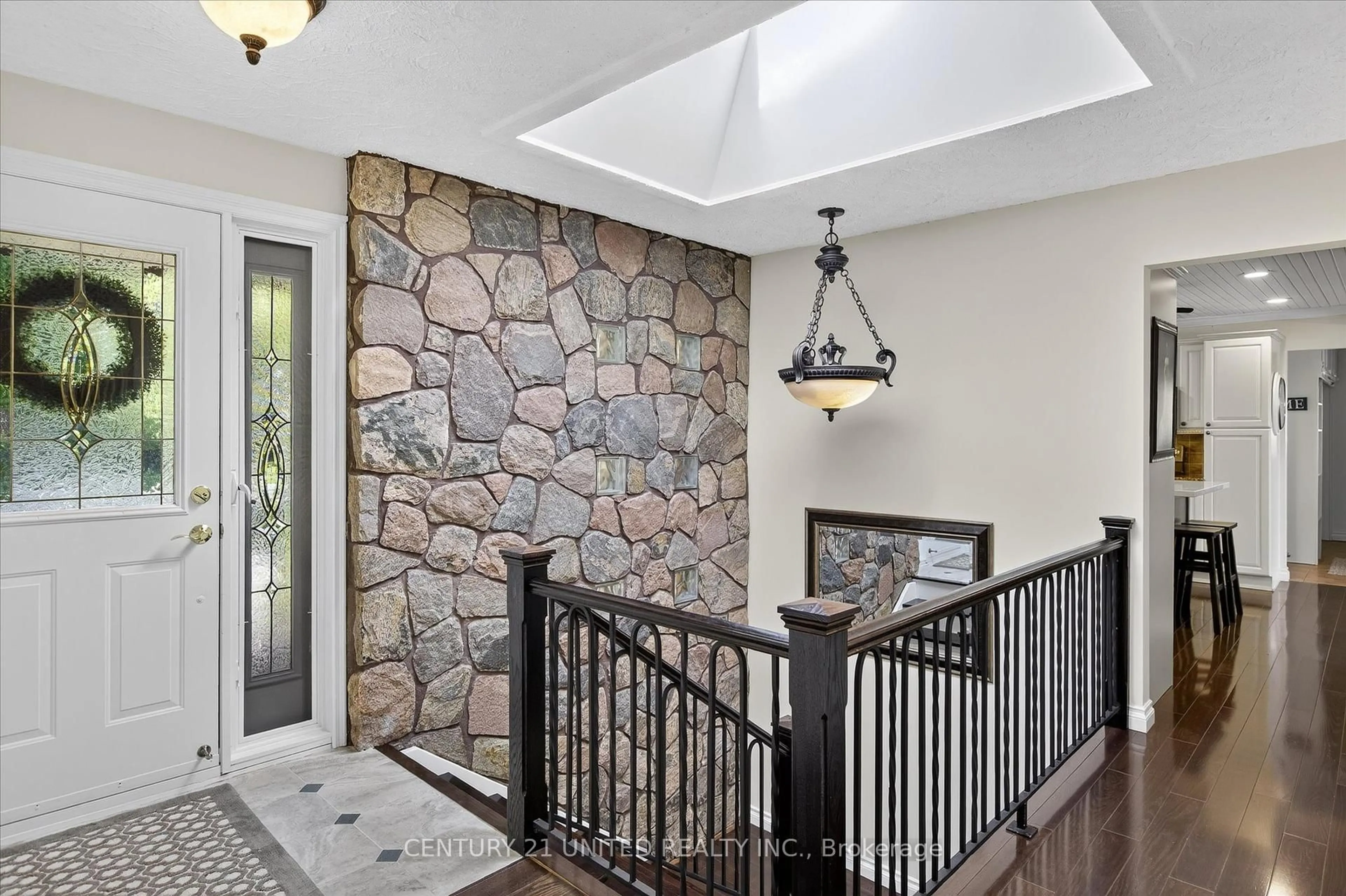 Indoor entryway for 8 Oakwood Cres, Peterborough Ontario K9J 1N3