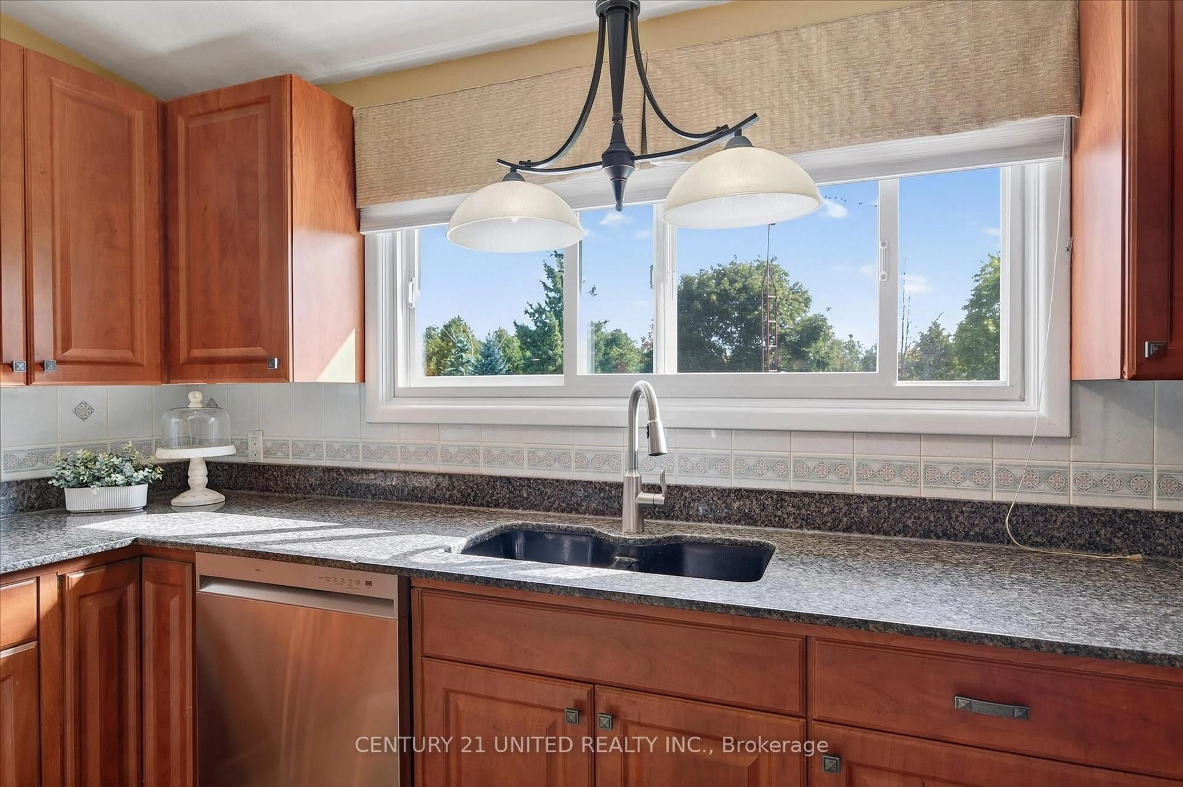 Standard kitchen, ceramic/tile floor for 2524 Sherbrooke St, Cavan Monaghan Ontario K9J 6X4