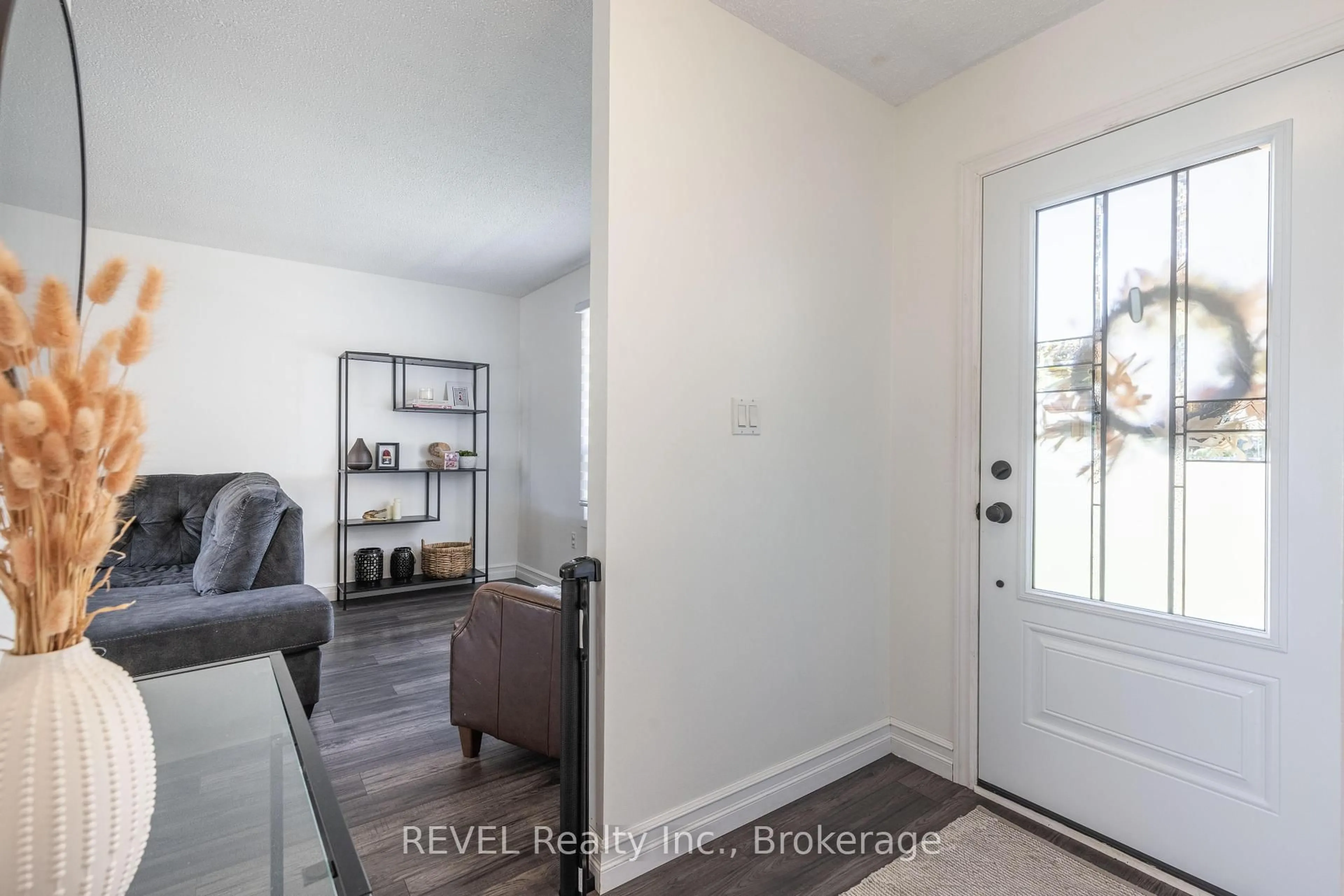 Indoor entryway for 3 Newleaf Cres, Welland Ontario L3C 6B4