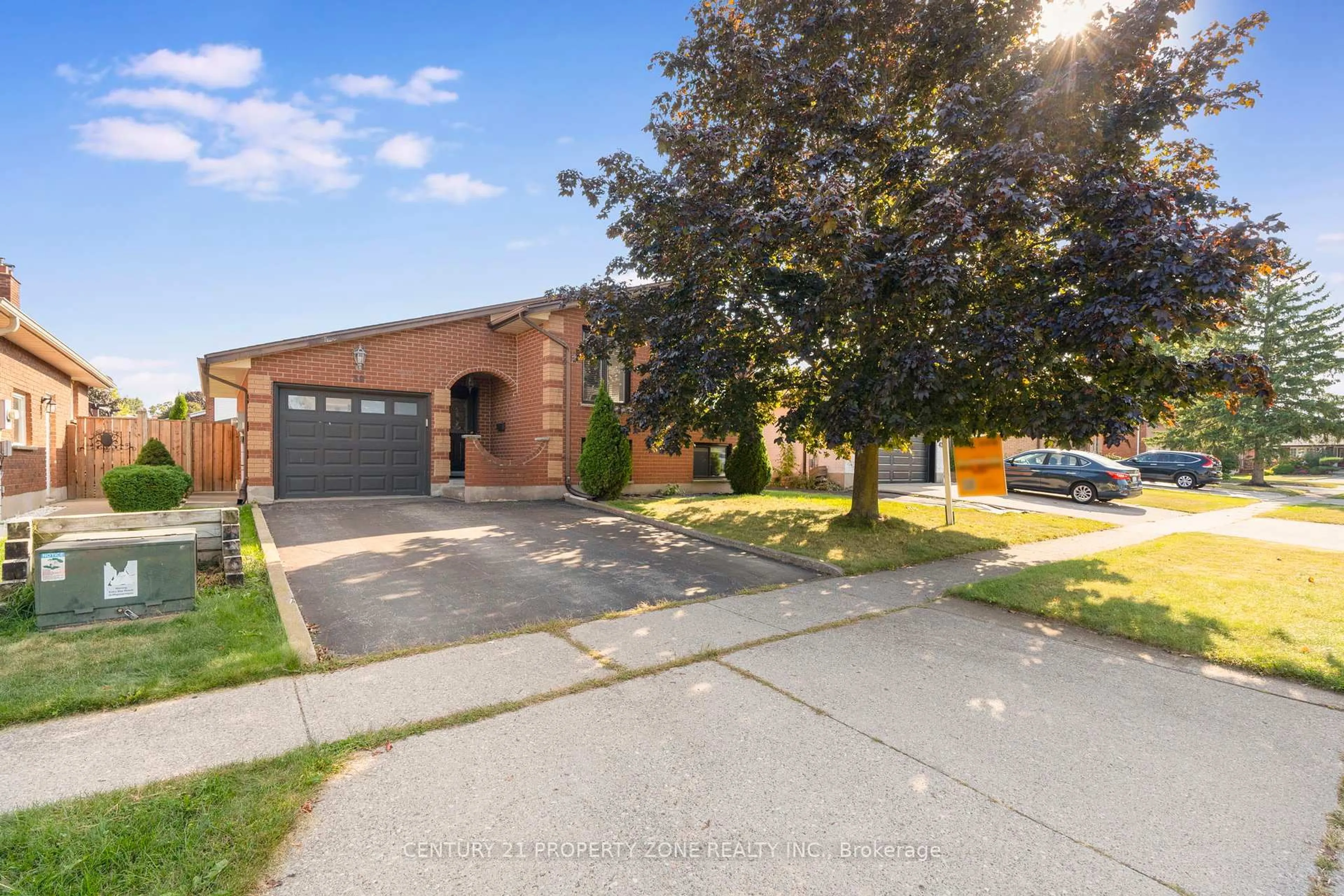 Home with brick exterior material, street for 39 Southview Cres, Cambridge Ontario N1P 1A3