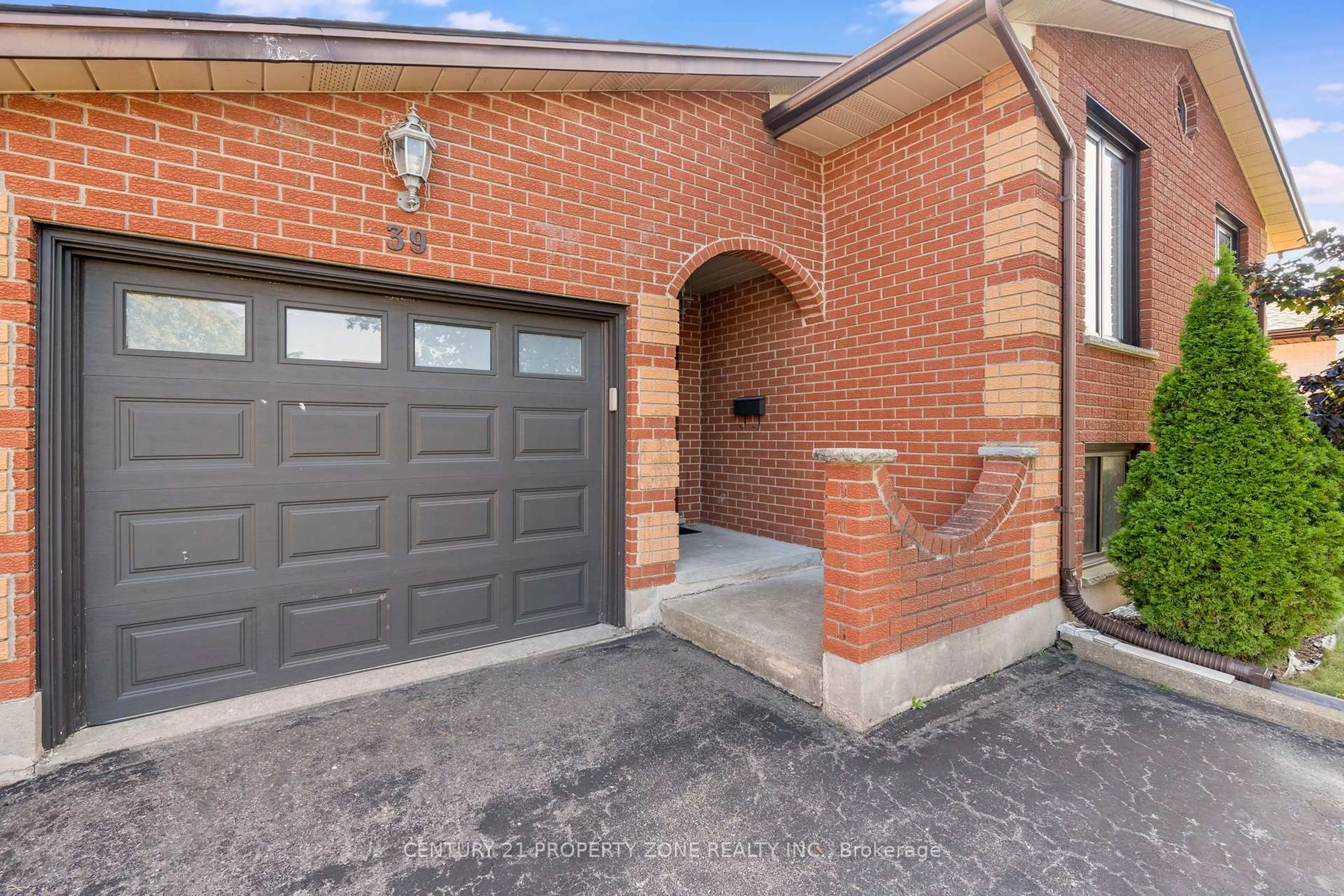 Home with brick exterior material, street for 39 Southview Cres, Cambridge Ontario N1P 1A3
