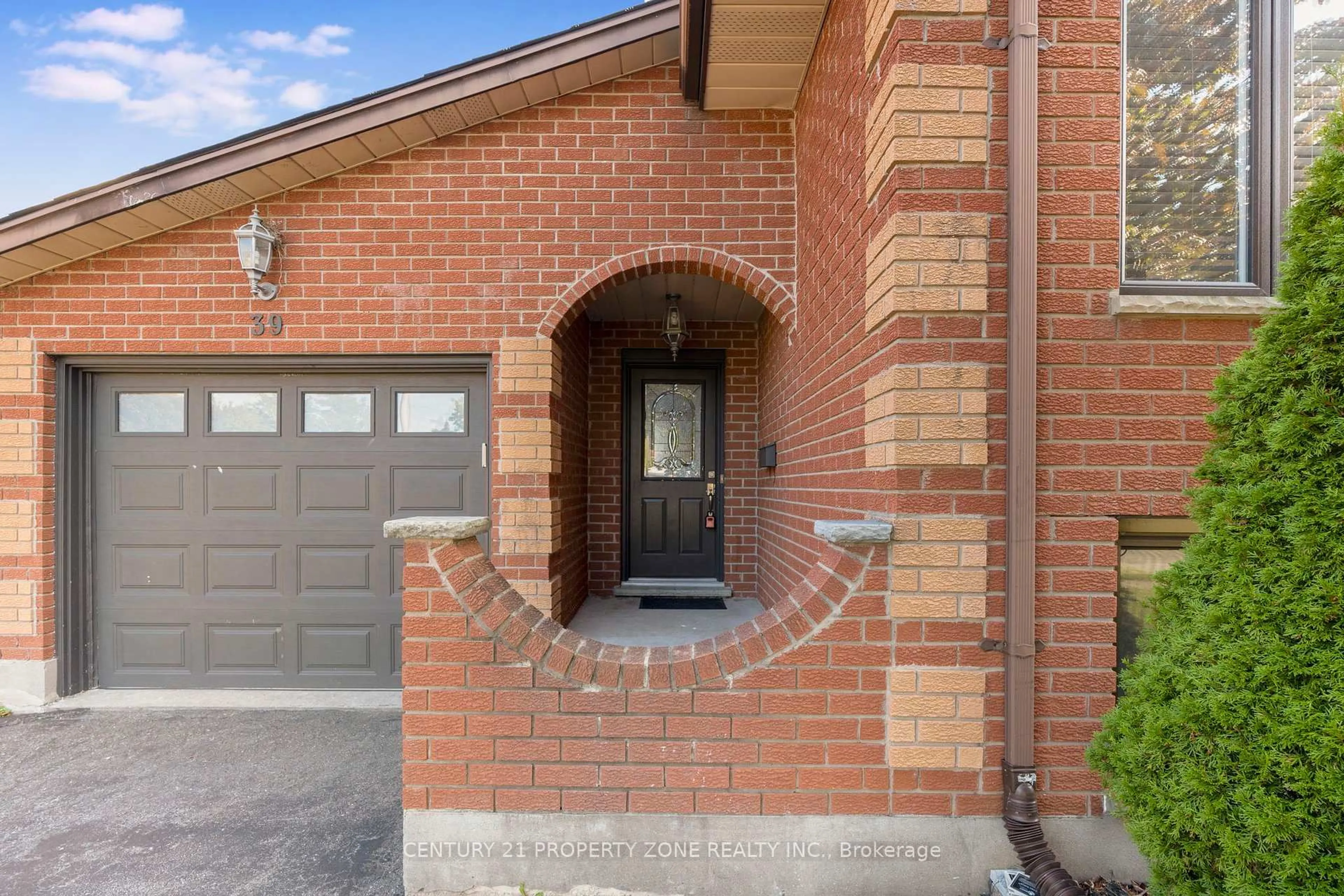 Home with brick exterior material, street for 39 Southview Cres, Cambridge Ontario N1P 1A3