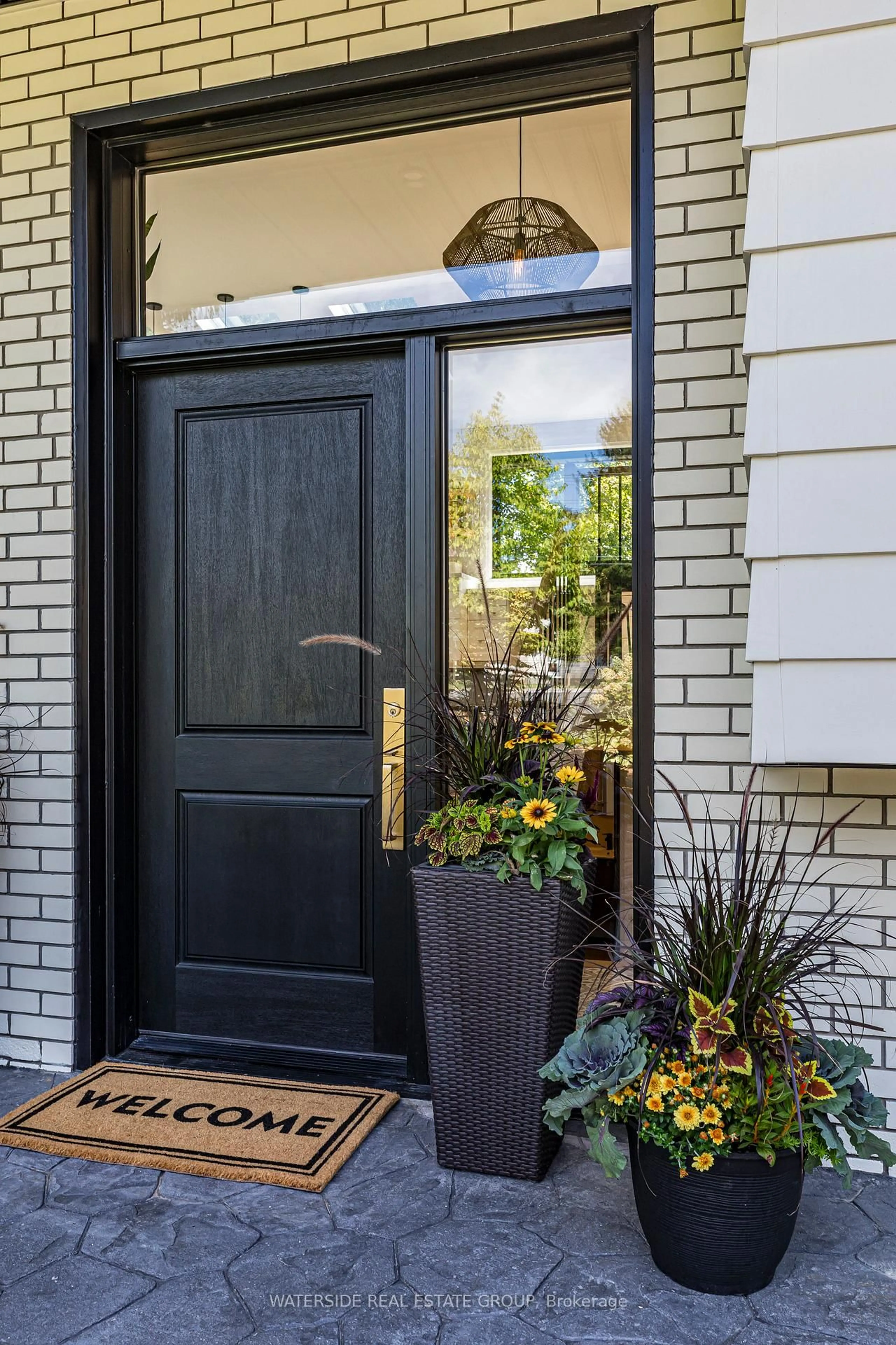 Indoor entryway for 113 Hwy 8 Highway, Hamilton Ontario L9H 4V7
