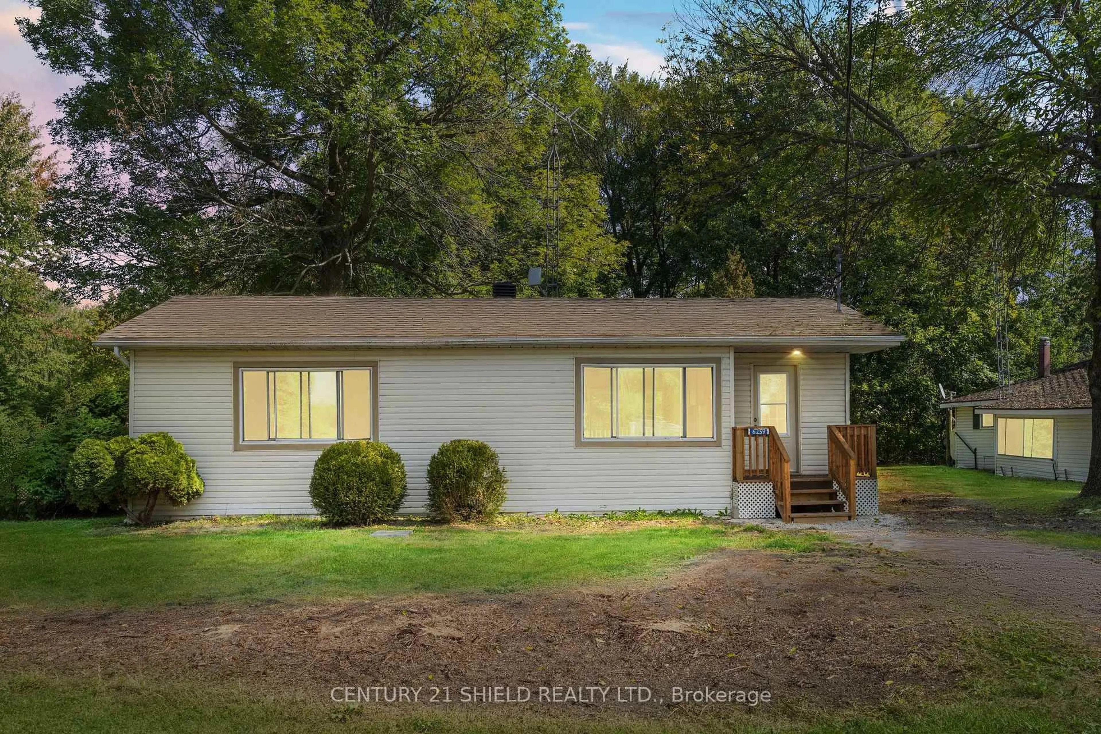 Home with vinyl exterior material, street for 6261 - 911 - 62 67th Ave, South Glengarry Ontario K0C 1N0