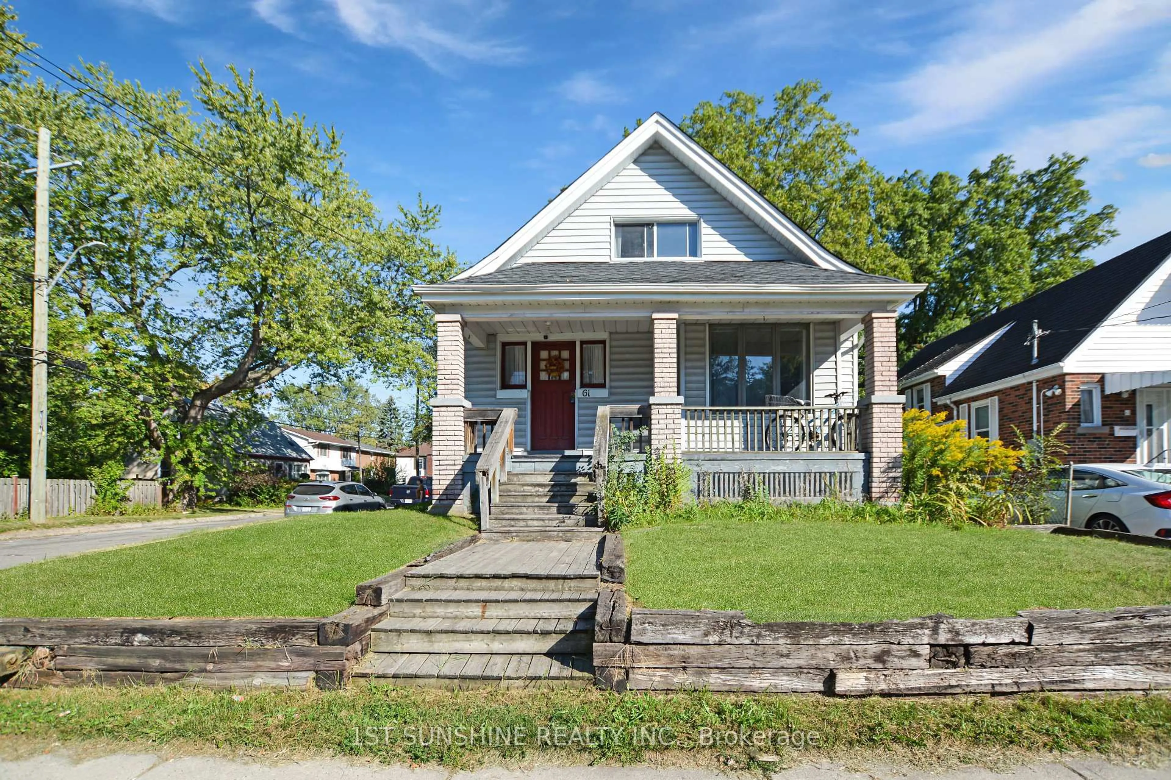 Home with vinyl exterior material, street for 61 Broadway Ave, Hamilton Ontario L8S 2V9