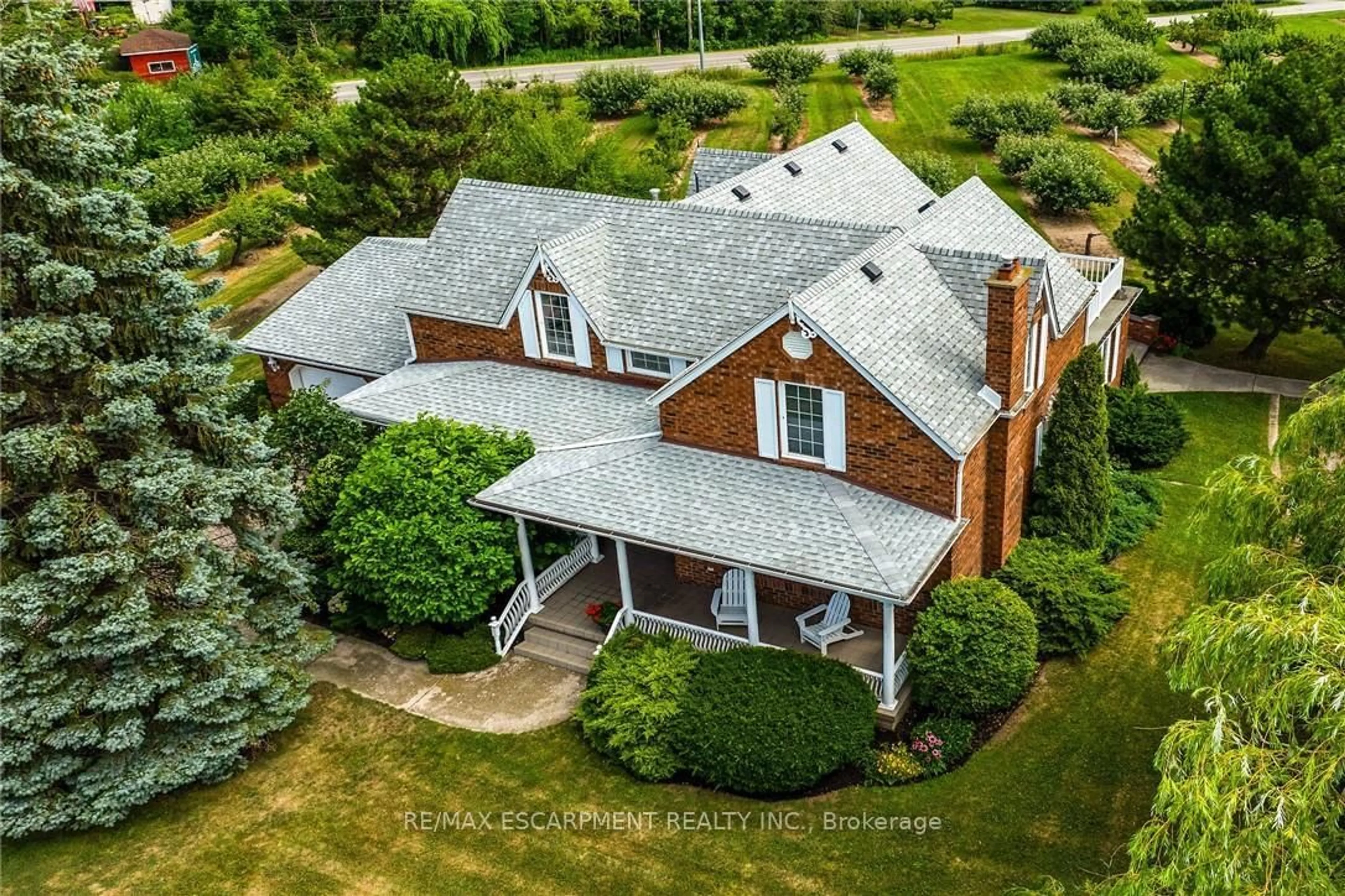 A pic from outside/outdoor area/front of a property/back of a property/a pic from drone, unknown for 5581 King St, Lincoln Ontario L0R 1B3