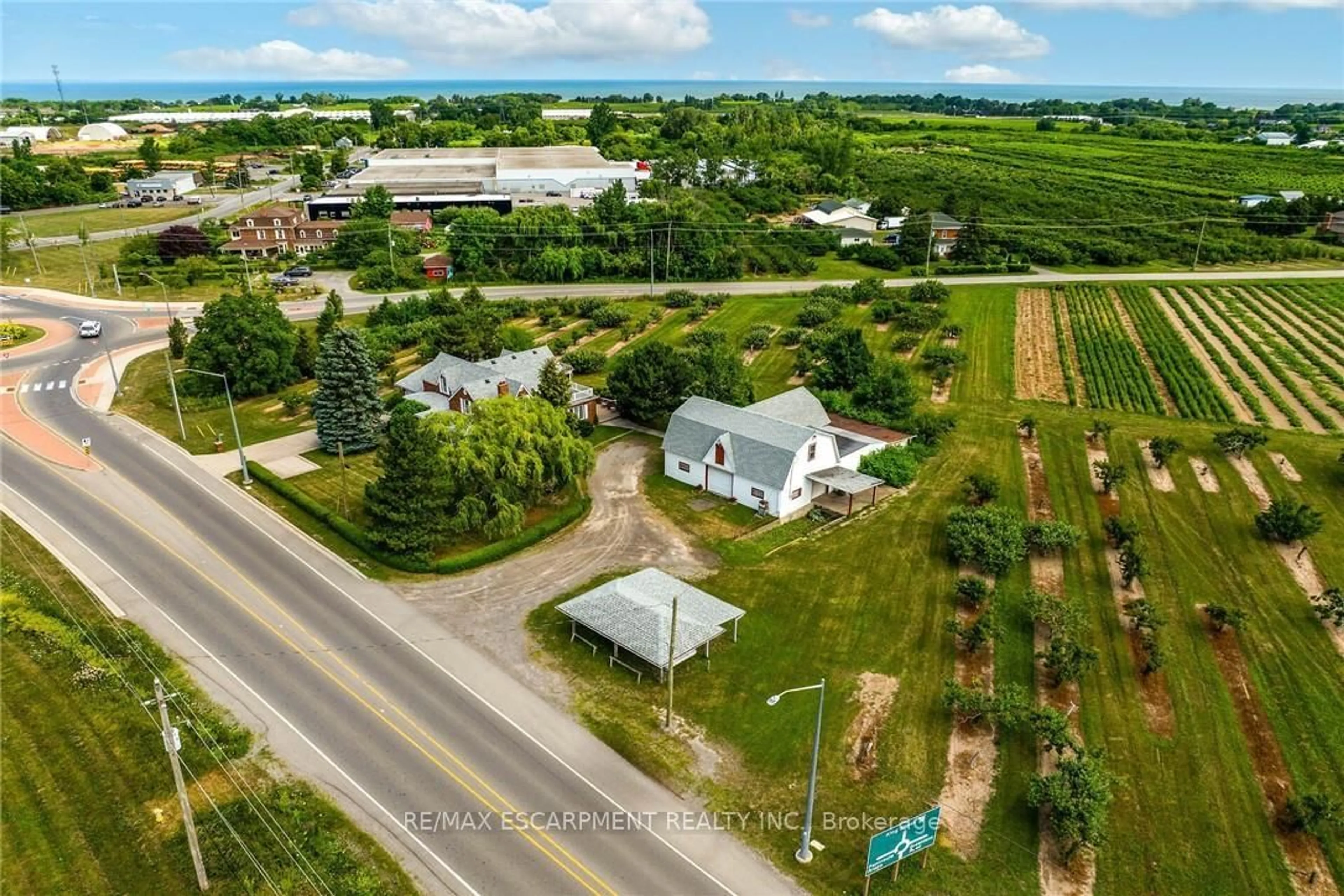 A pic from outside/outdoor area/front of a property/back of a property/a pic from drone, unknown for 5581 King St, Lincoln Ontario L0R 1B3