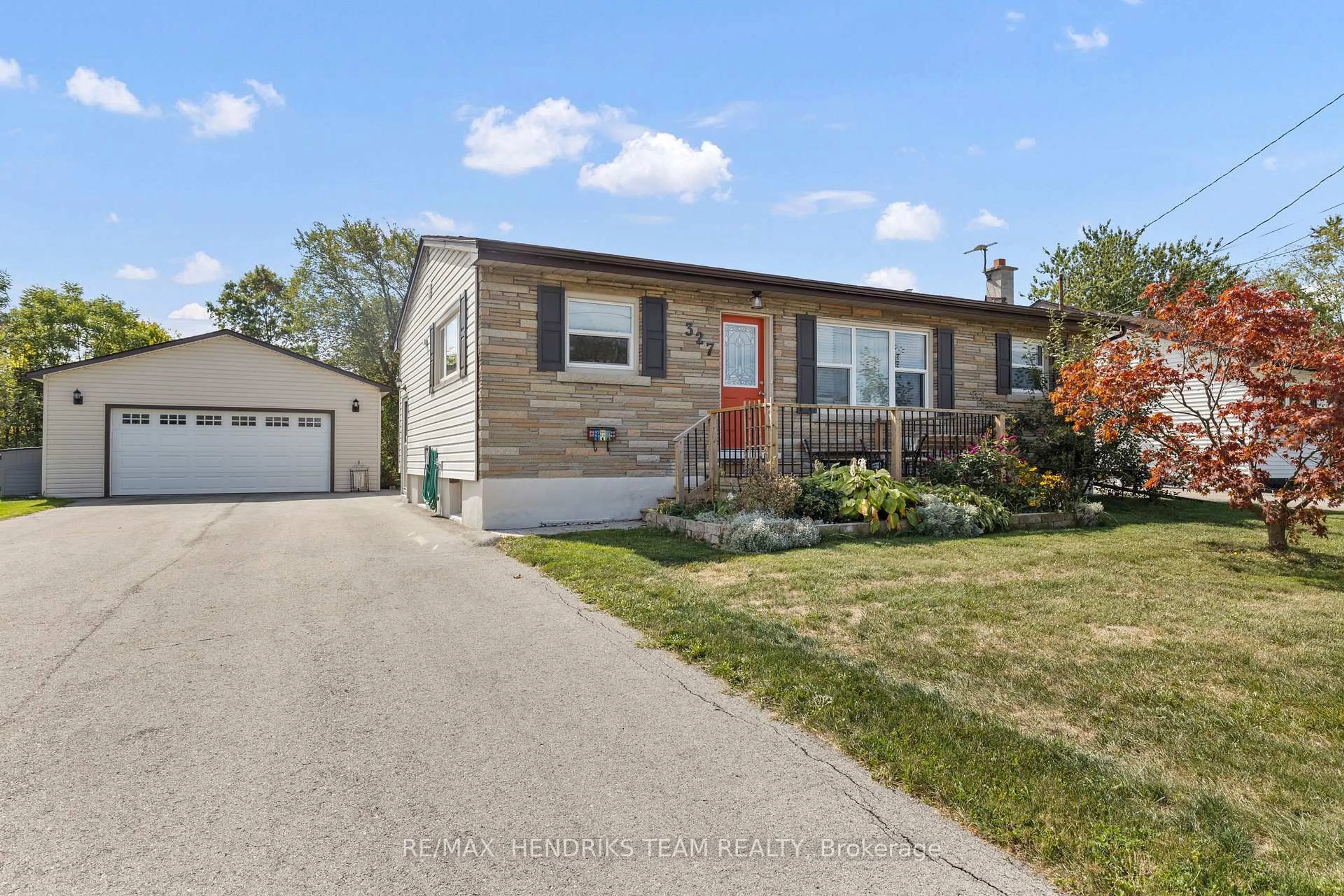 Home with vinyl exterior material, street for 327 St George St, Welland Ontario L3C 5P6
