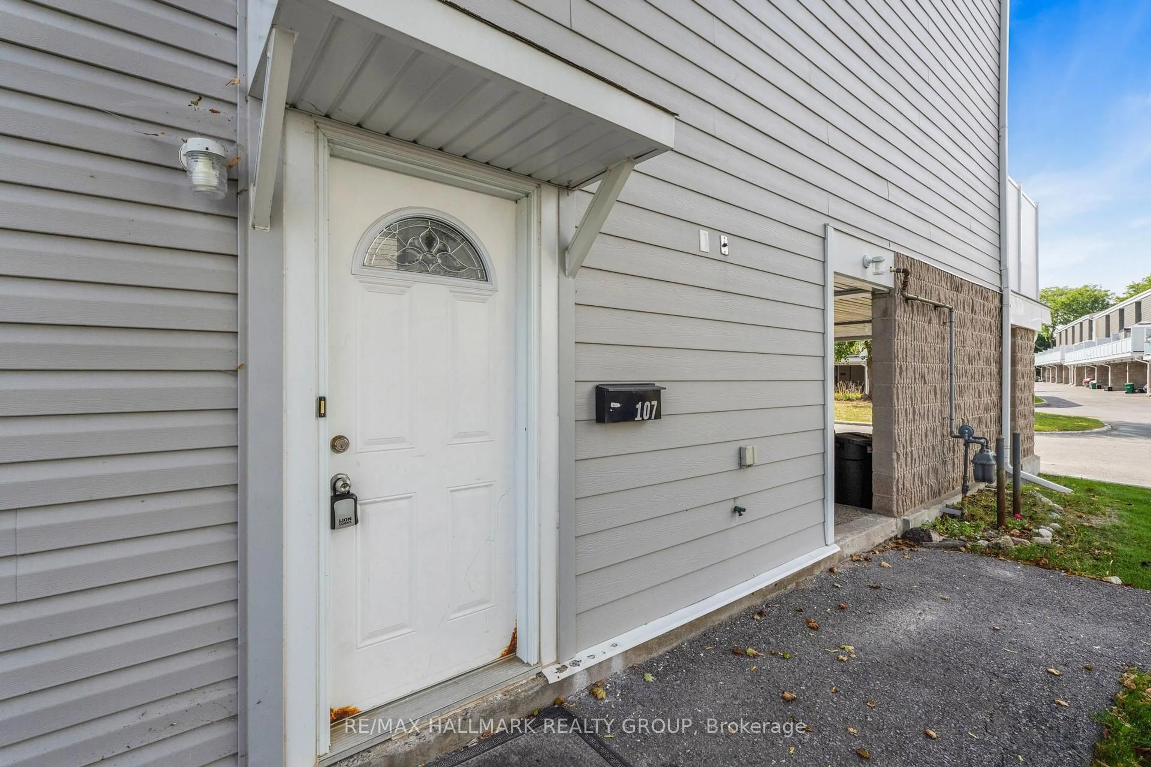 Indoor entryway for 3445 UPLANDS Dr #107, Ottawa Ontario K1V 9N5