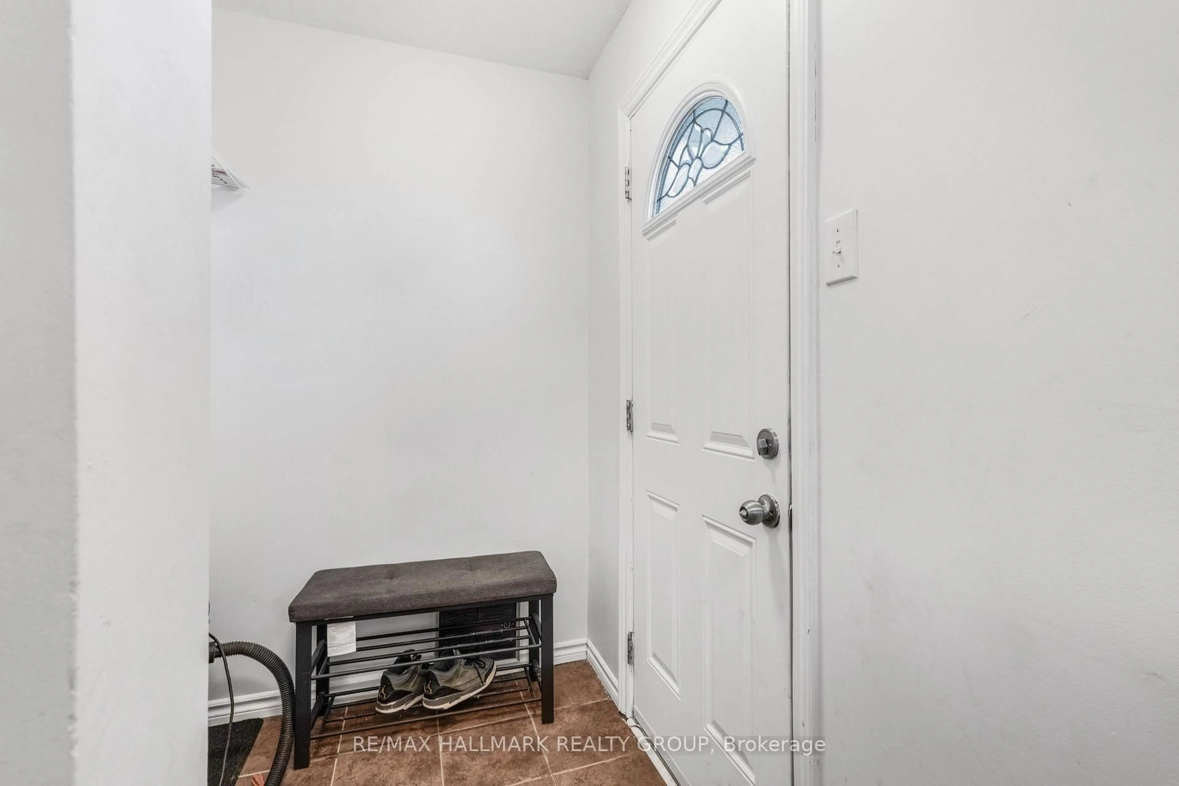 Indoor entryway for 3445 UPLANDS Dr #107, Ottawa Ontario K1V 9N5