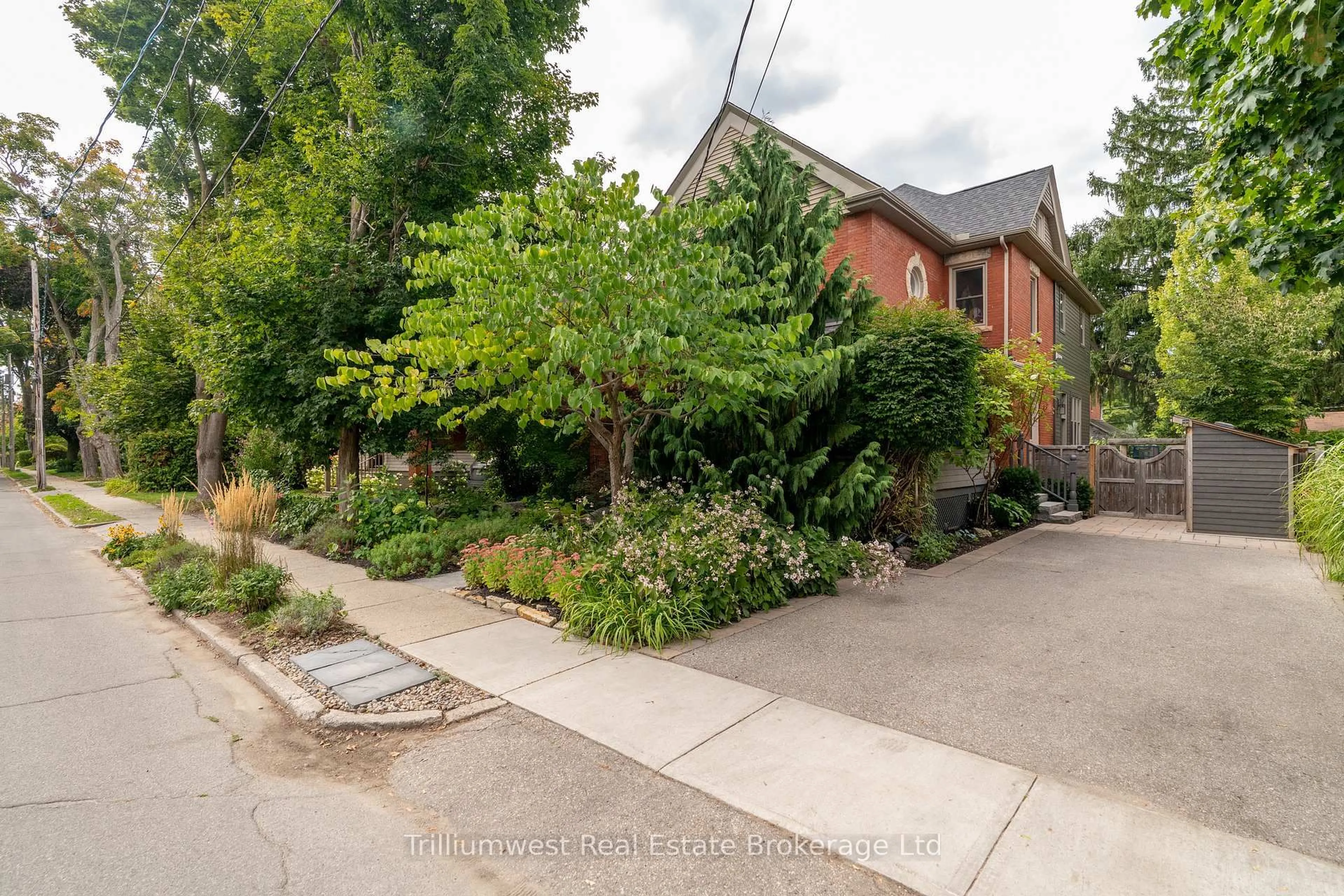 A pic from outside/outdoor area/front of a property/back of a property/a pic from drone, street for 33 Mont St, Guelph Ontario N1H 2A5