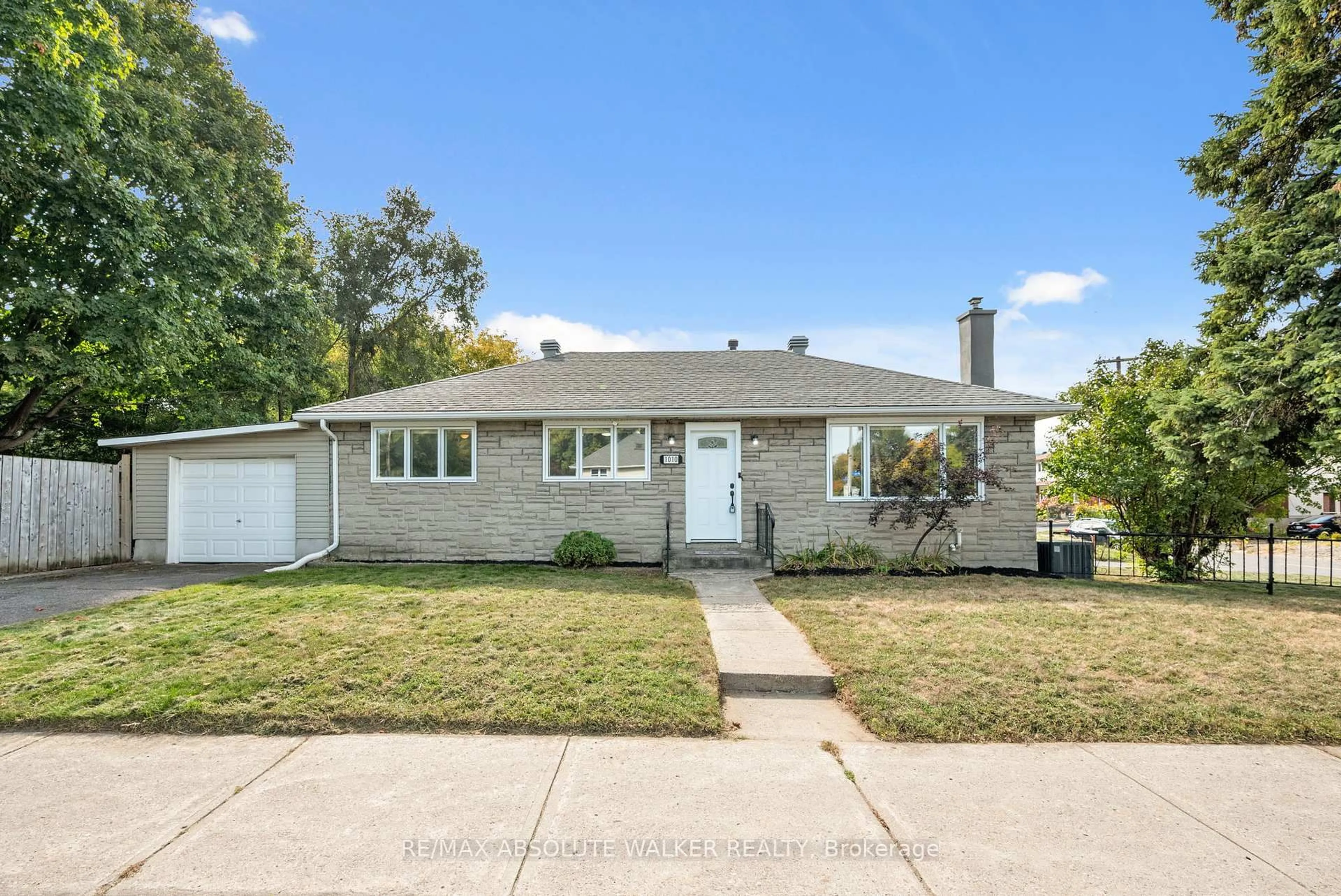 Home with vinyl exterior material, street for 1010 Kirkwood Ave, Ottawa Ontario K1Z 8M9