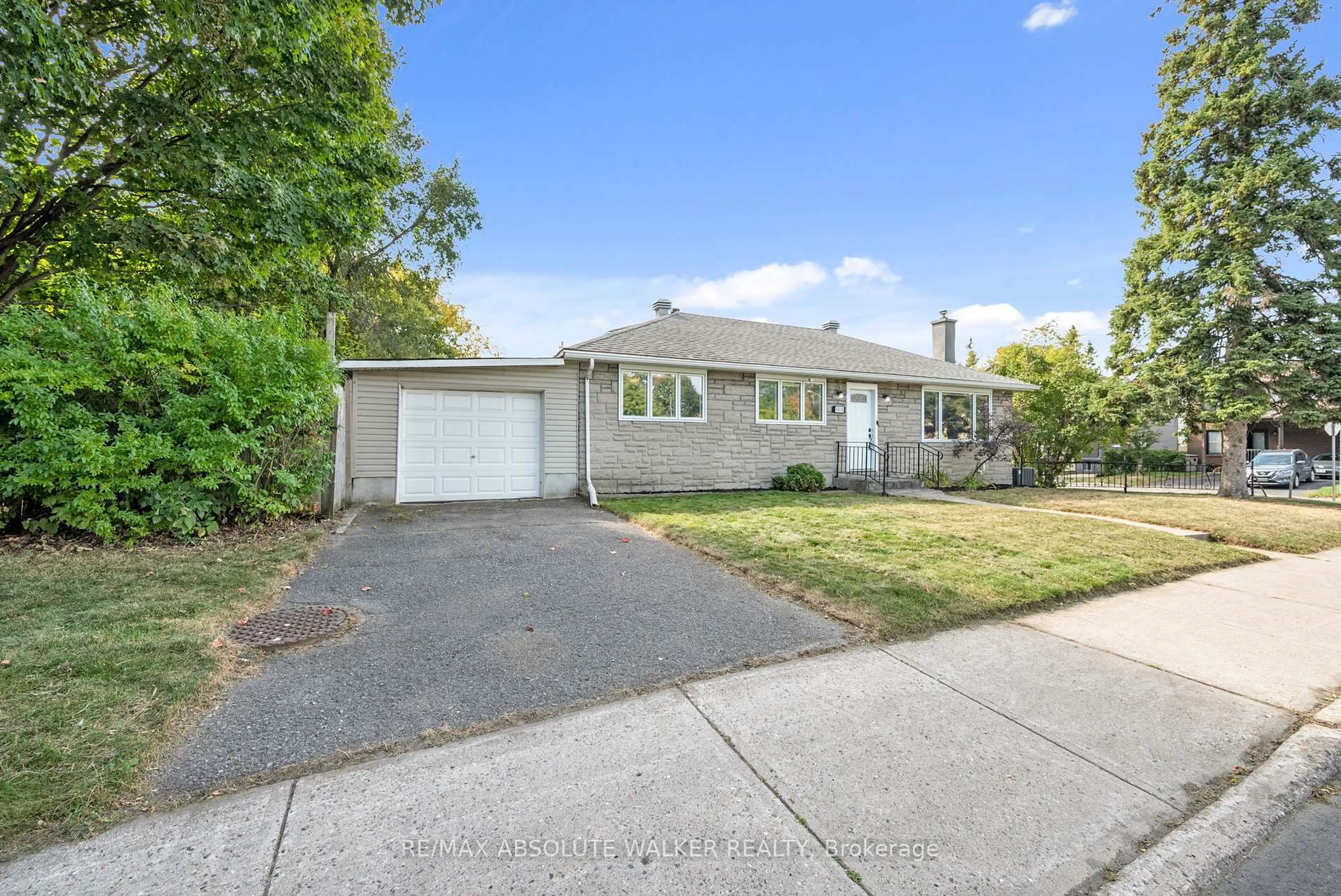 A pic from outside/outdoor area/front of a property/back of a property/a pic from drone, street for 1010 Kirkwood Ave, Ottawa Ontario K1Z 8M9