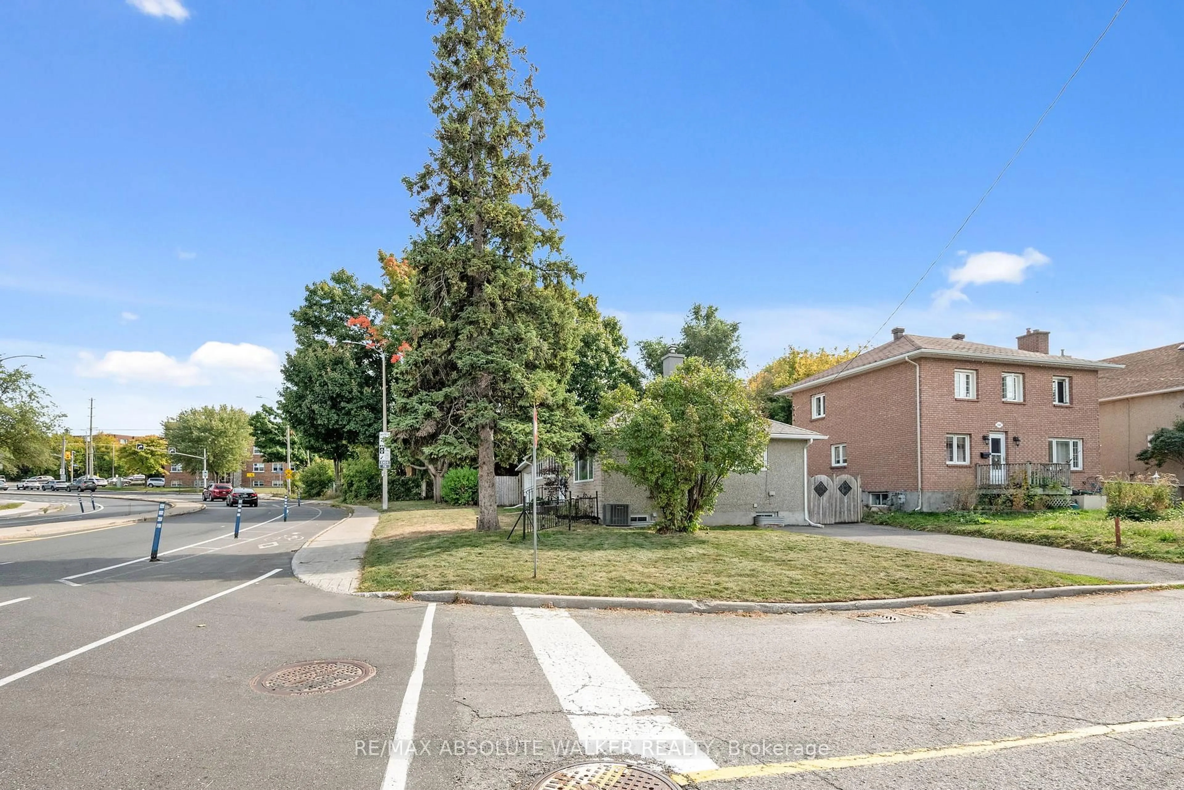 A pic from outside/outdoor area/front of a property/back of a property/a pic from drone, street for 1010 Kirkwood Ave, Ottawa Ontario K1Z 8M9