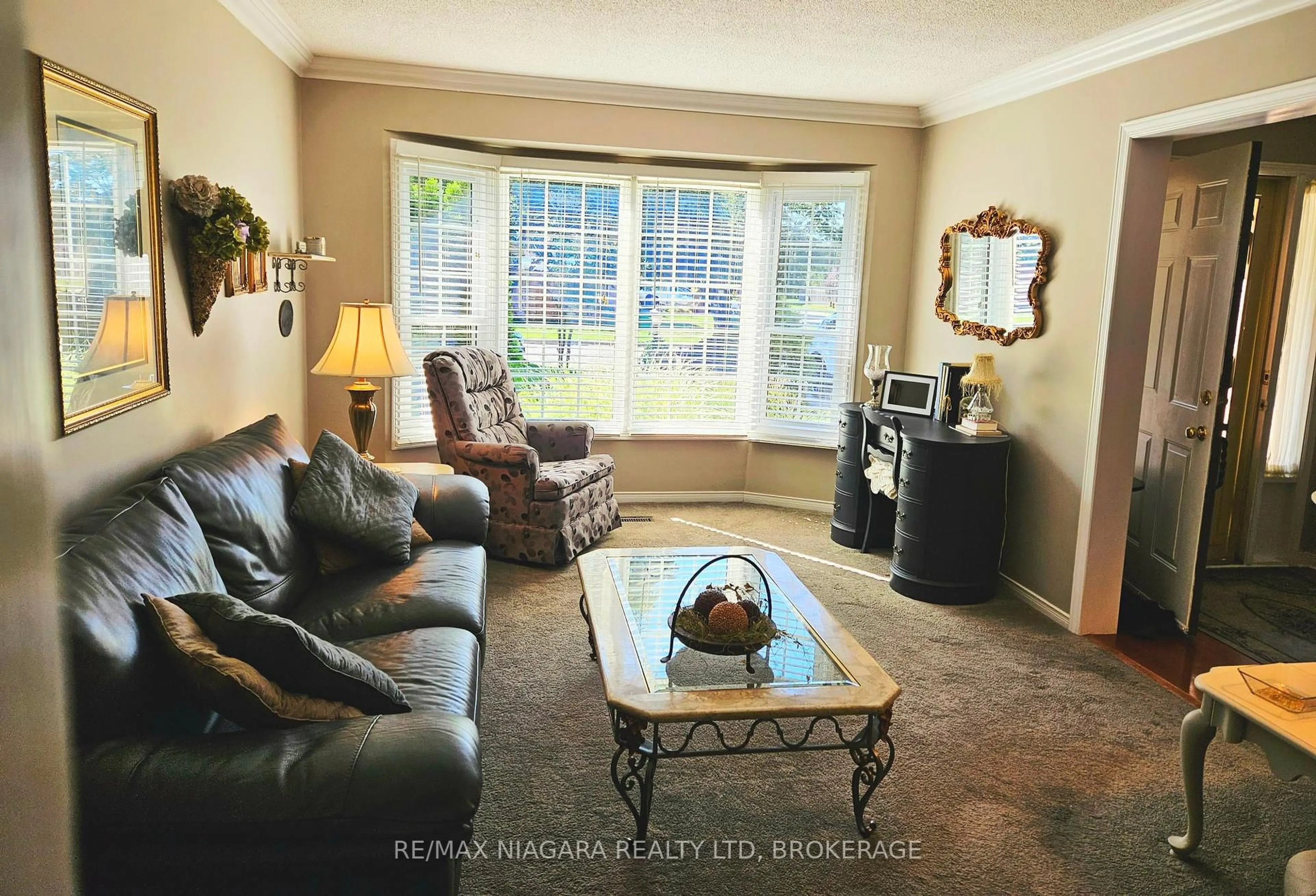 Living room with furniture, unknown for 26 Strada Blvd, St. Catharines Ontario L2S 3L8