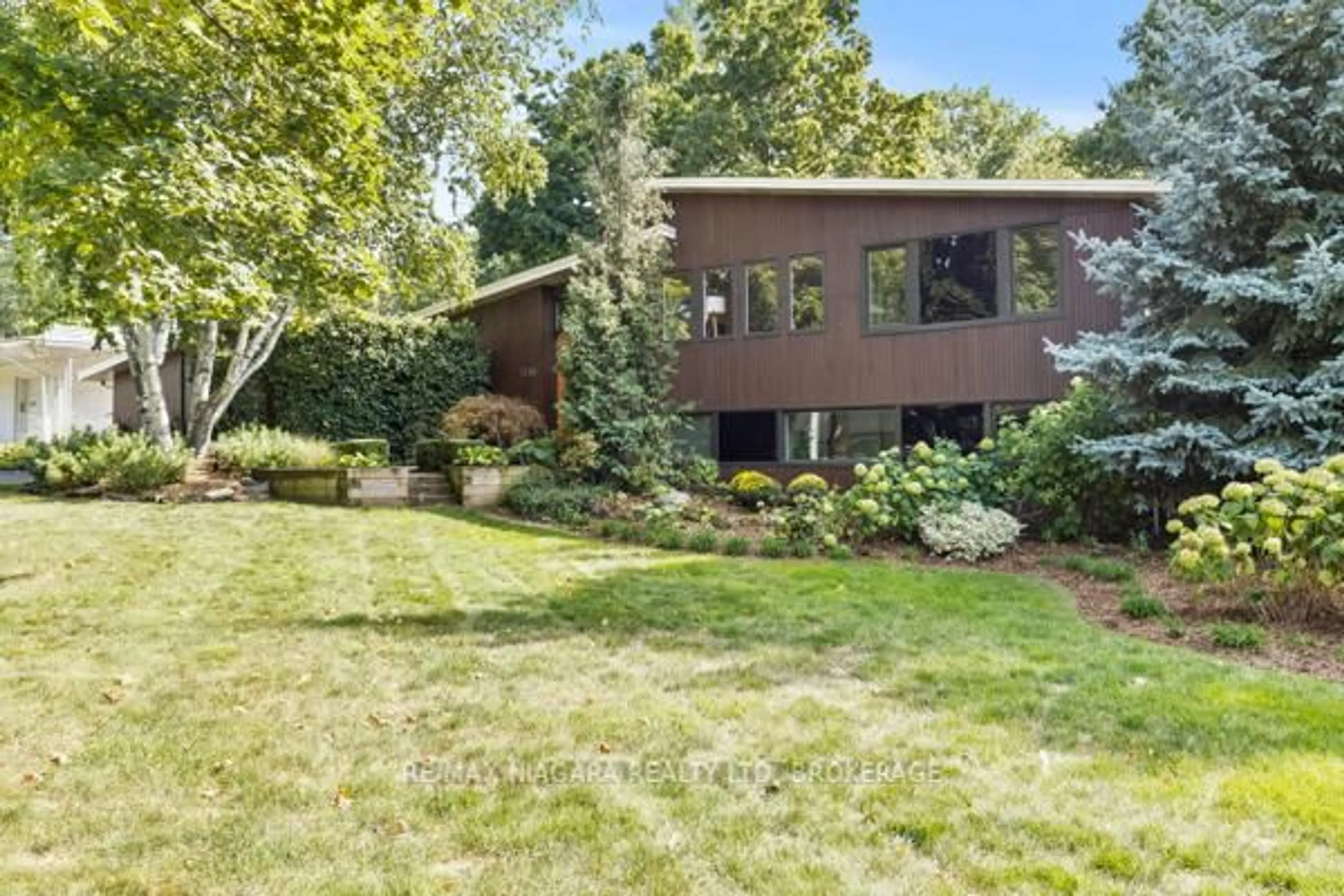 Home with brick exterior material, unknown for 10 Marwood Circ, St. Catharines Ontario L2T 1Z5