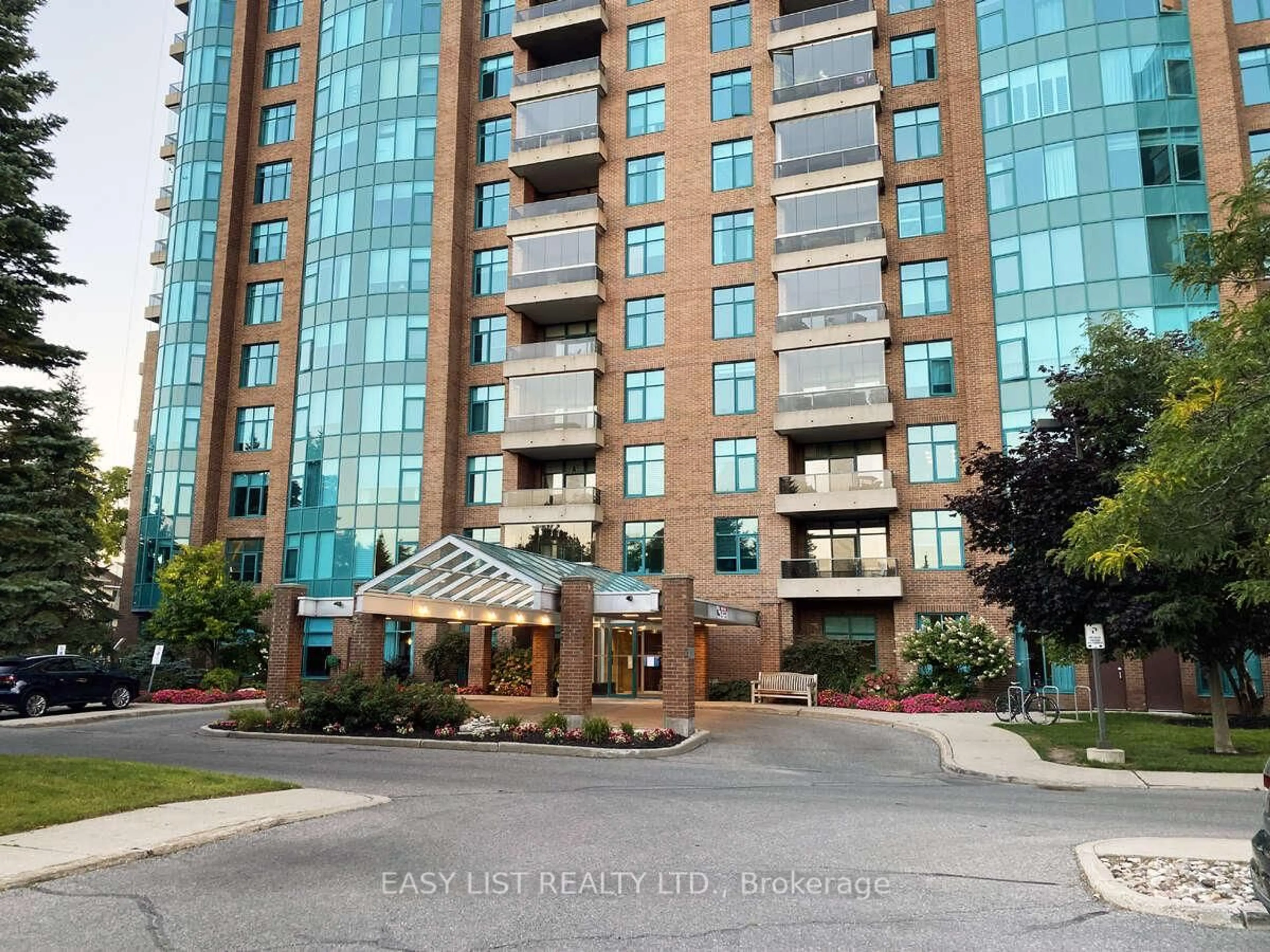 Indoor foyer for 3590 Rivergate Way #602, Ottawa Ontario K1V 1V6