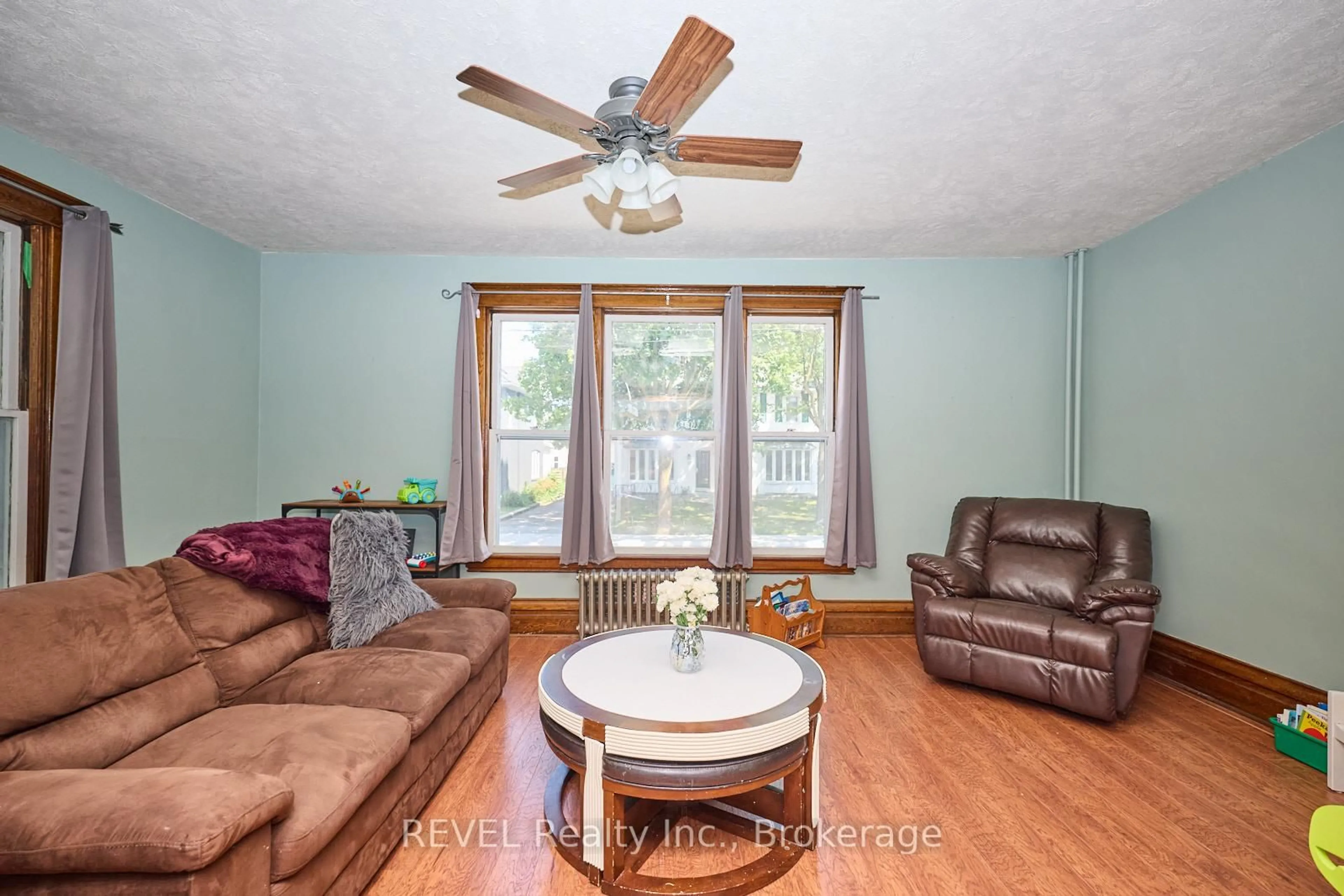 Living room with furniture, wood/laminate floor for 51 Grove St, Welland Ontario L3B 4B3