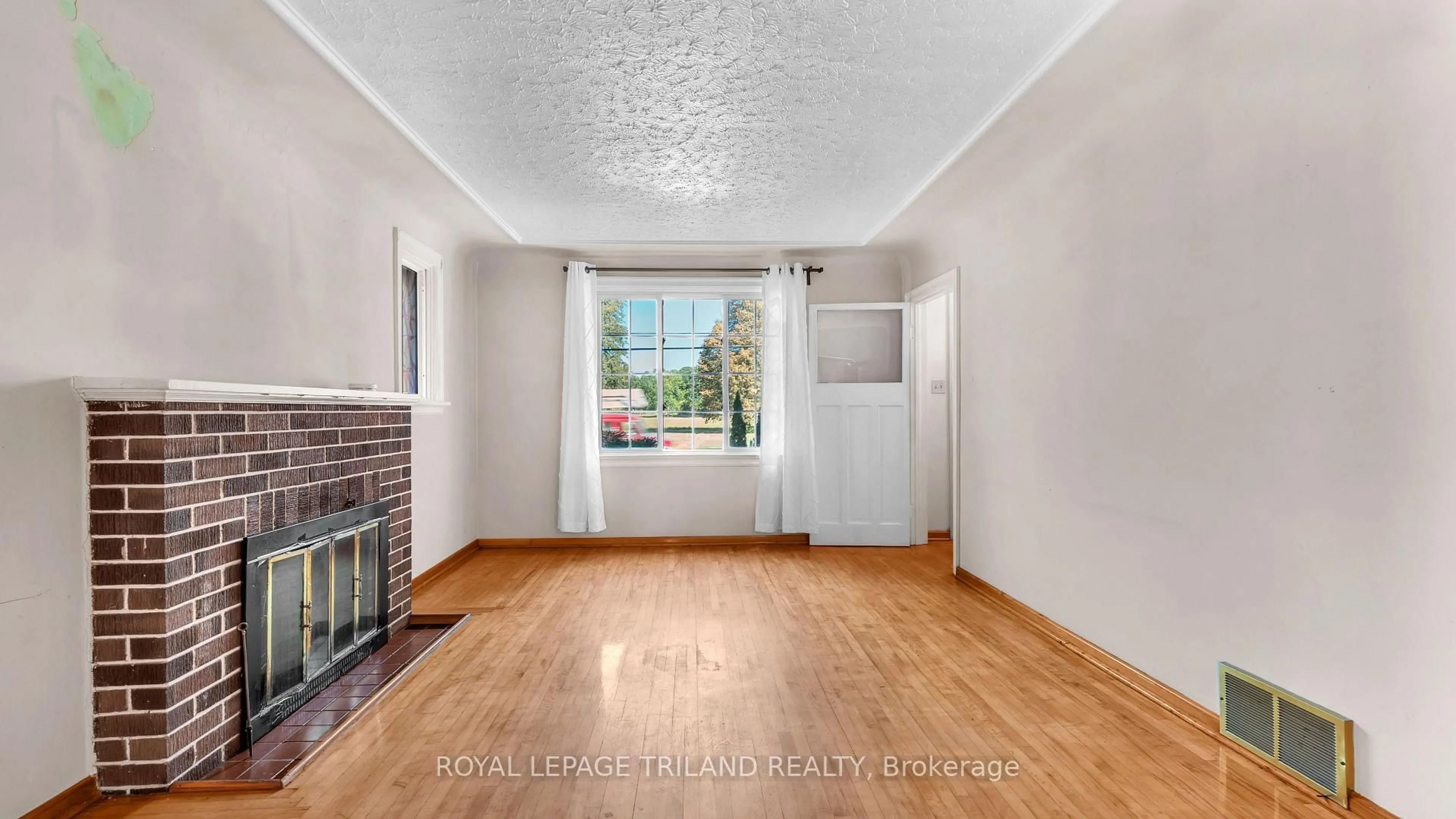 A pic of a room for 1041 Hamilton Rd, London East Ontario N5W 1A7