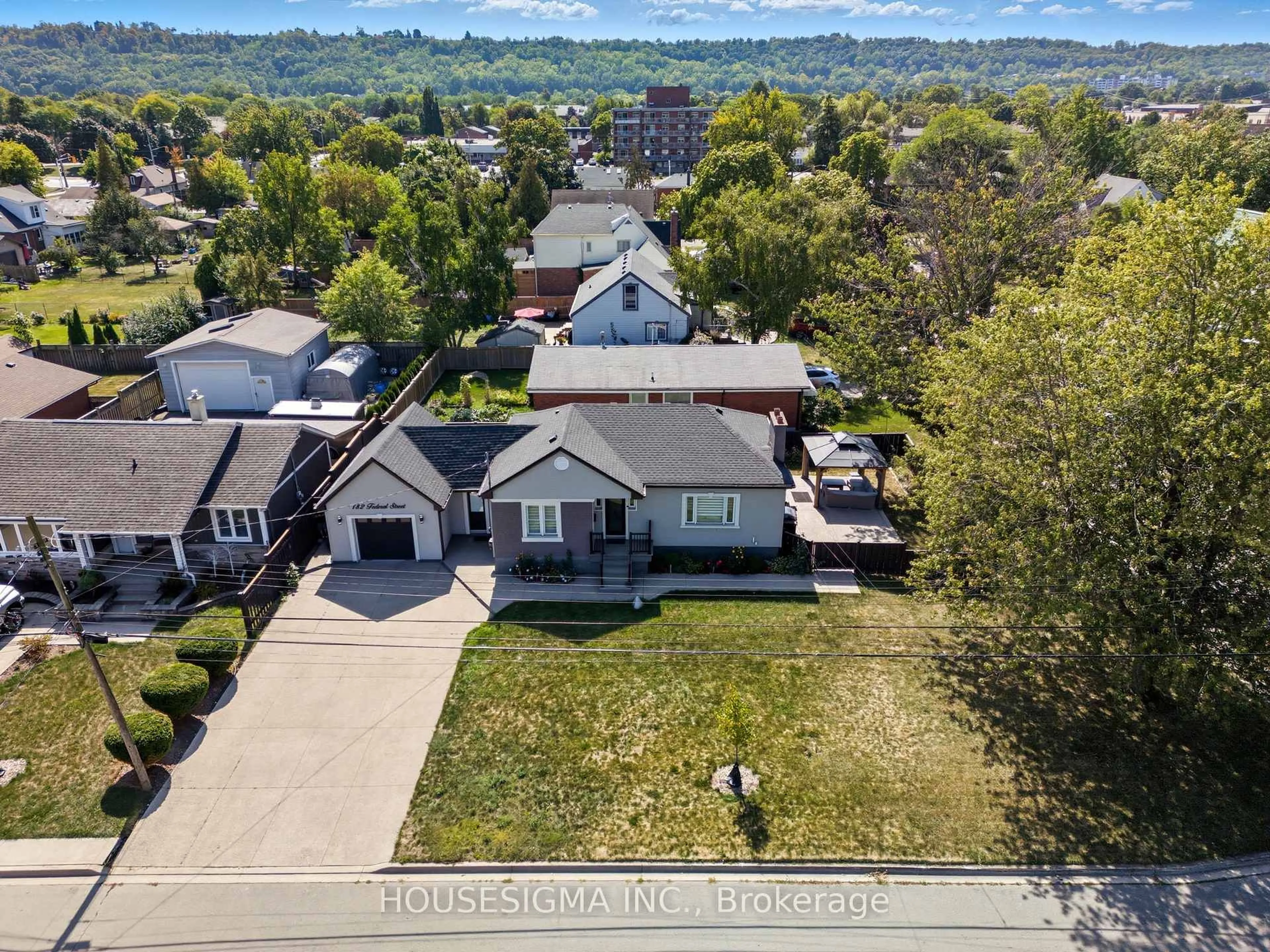 A pic from outside/outdoor area/front of a property/back of a property/a pic from drone, street for 182 Federal St, Hamilton Ontario L8E 1N7