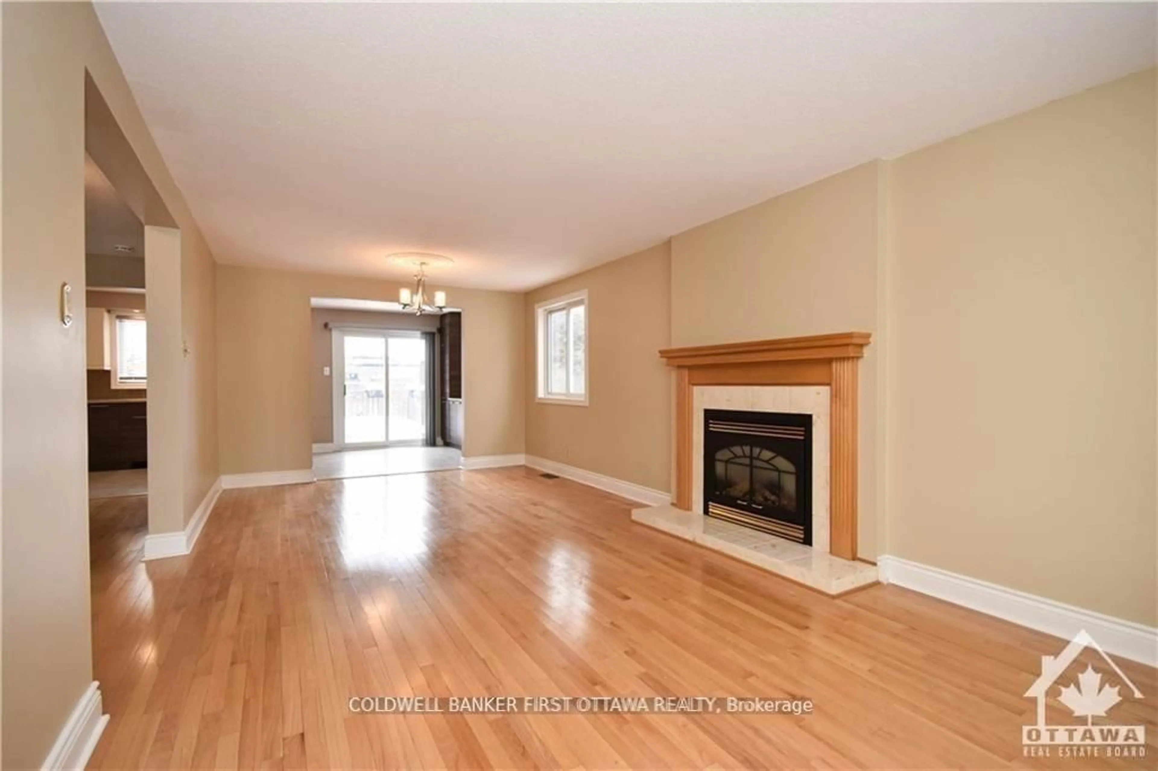 Living room with furniture, wood/laminate floor for 1883 DES PRAIRIES Ave, Ottawa Ontario K1E 2R5
