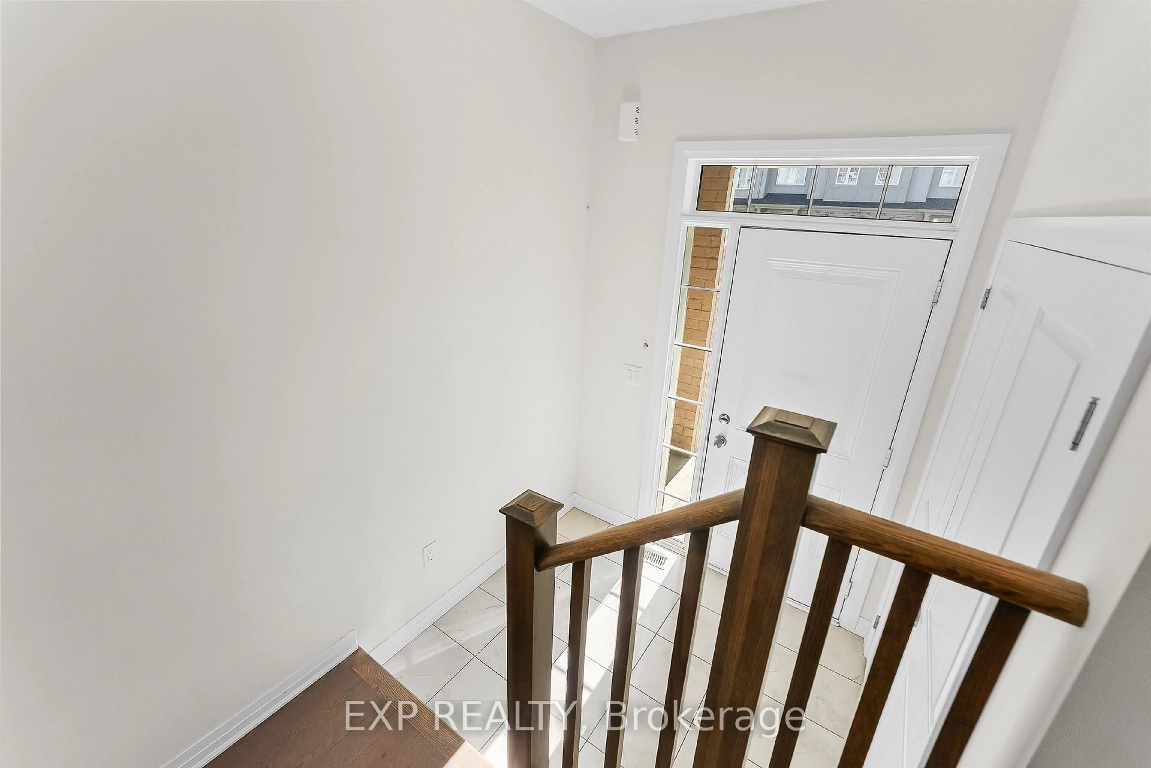 Indoor foyer for 4192 Cherry Heights Blvd, Lincoln Ontario L3J 0R3