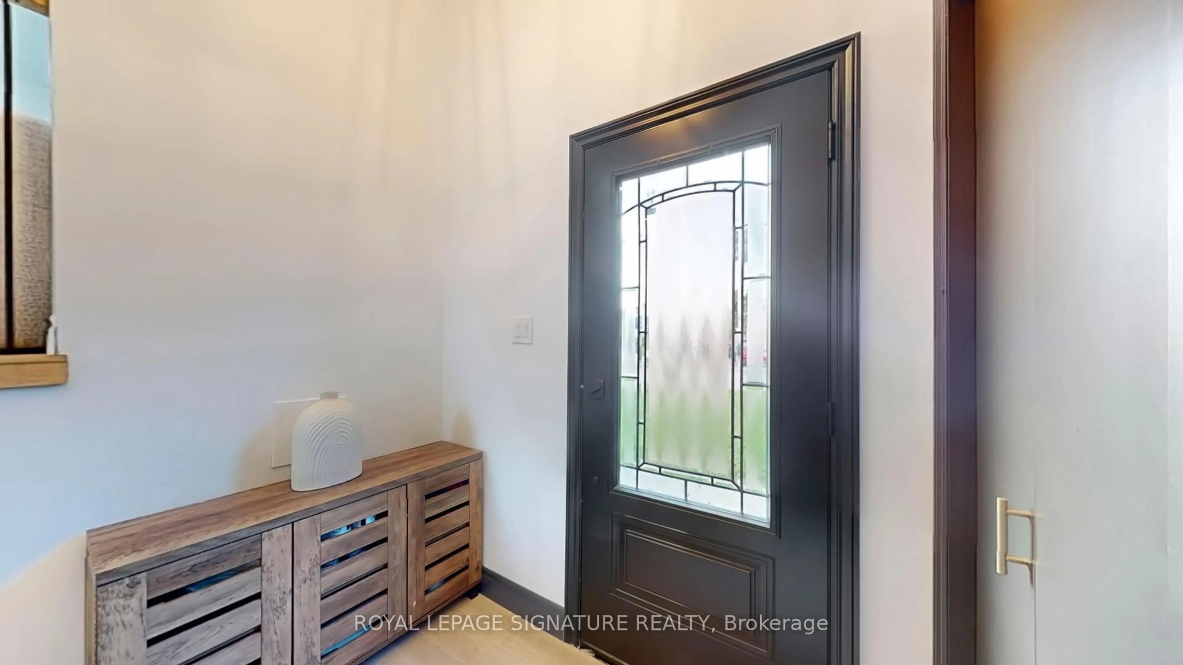 Indoor entryway for 354 Albany St, Fort Erie Ontario L2A 1L9