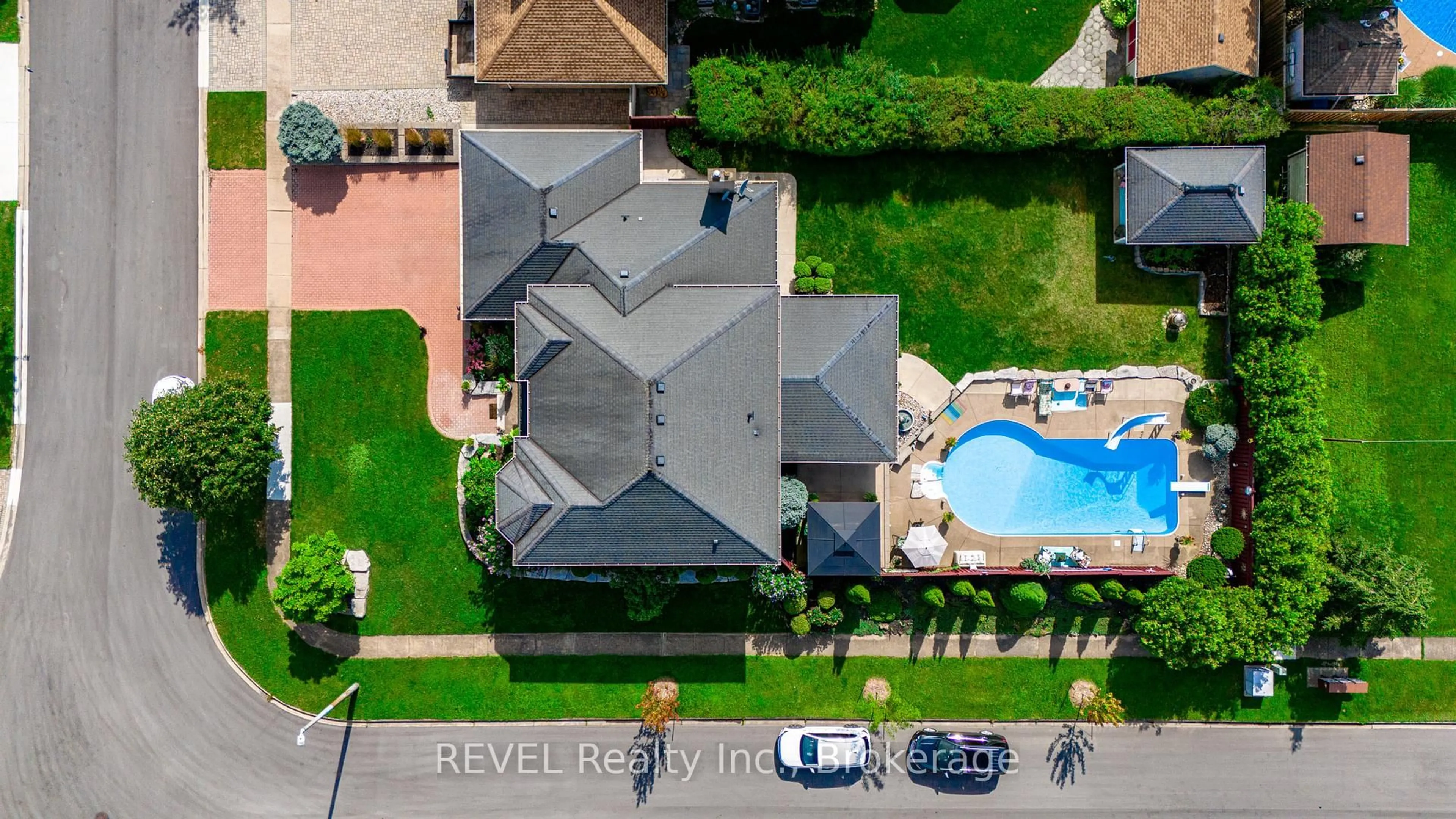 A pic from outside/outdoor area/front of a property/back of a property/a pic from drone, water/lake/river/ocean view for 23 Green Meadow Cres, Welland Ontario L3C 6X2