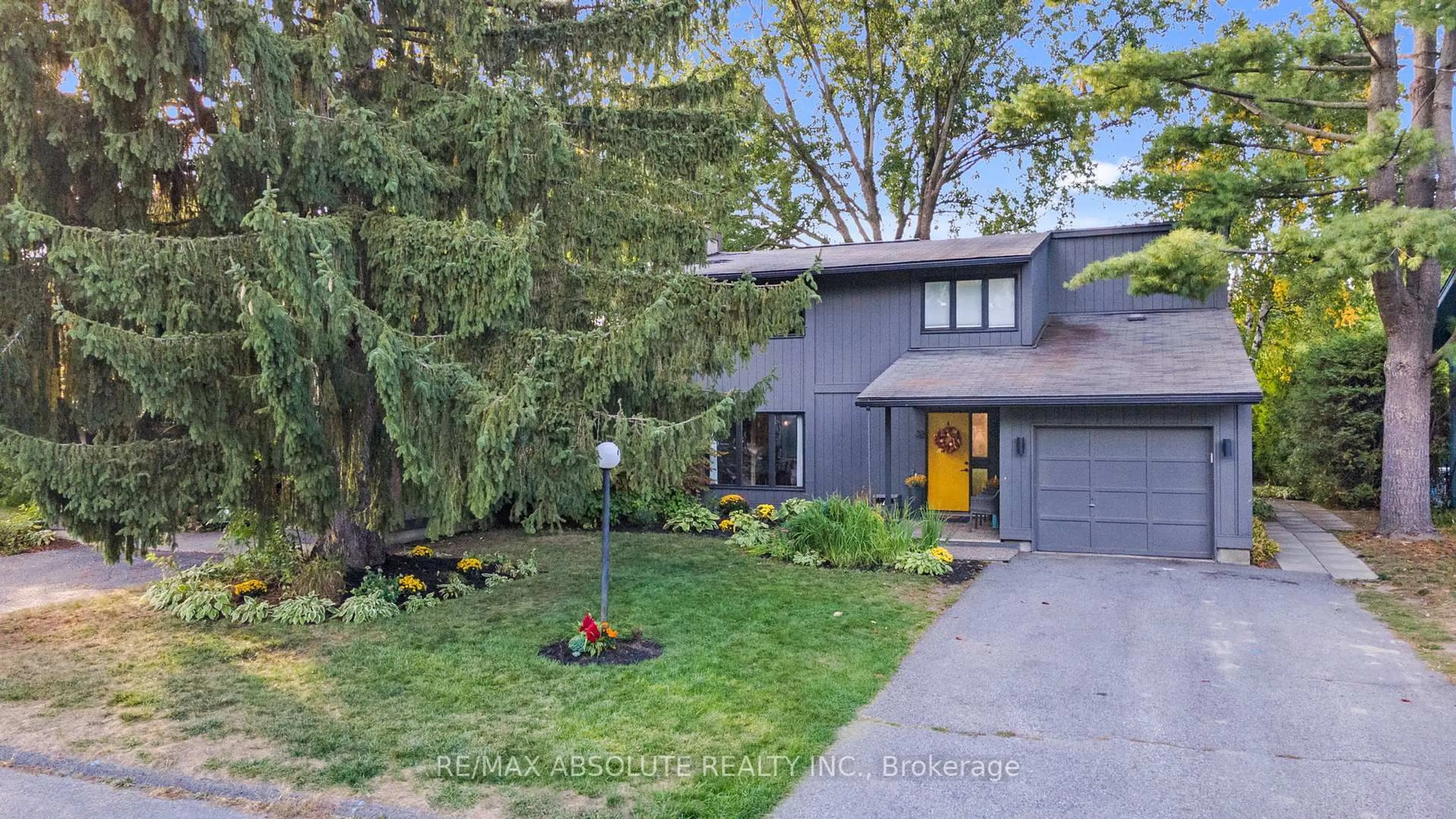 Home with vinyl exterior material, street for 22 Inuvik Cres, Kanata Ontario K2L 1A2