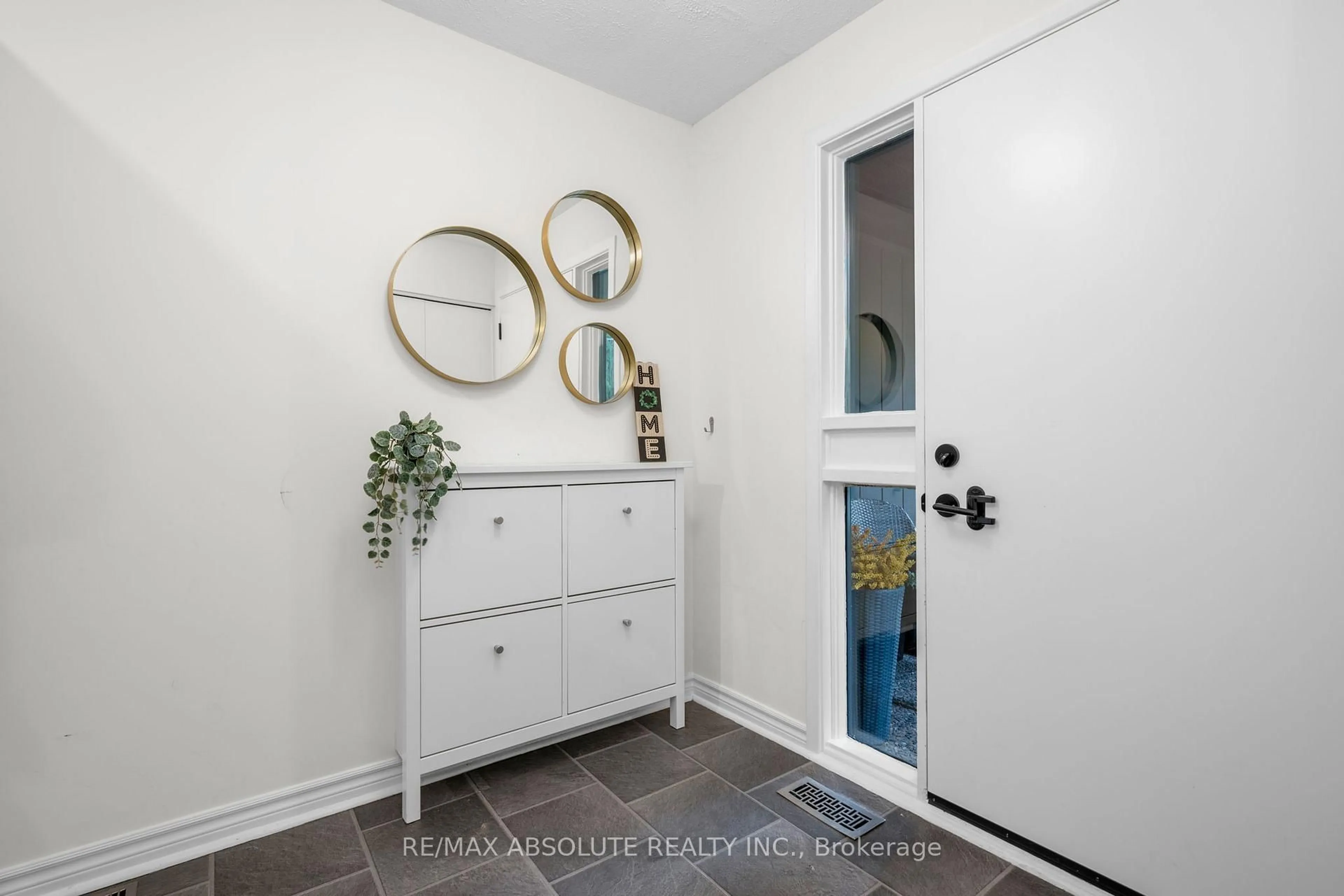 Indoor entryway for 22 Inuvik Cres, Kanata Ontario K2L 1A2