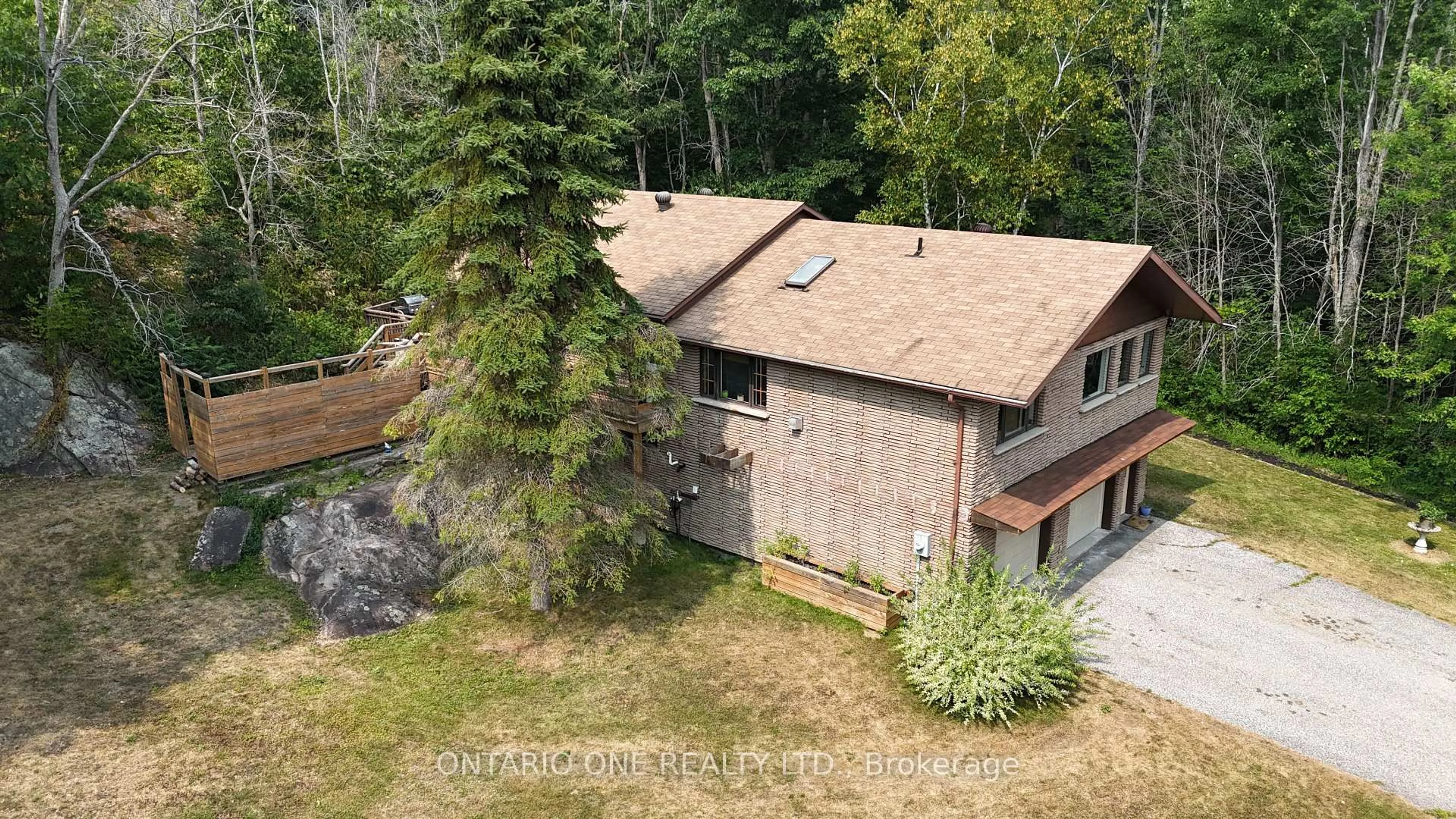 A pic from outside/outdoor area/front of a property/back of a property/a pic from drone, unknown for 1045 Cowbell Lane, Gravenhurst Ontario P0E 1N0