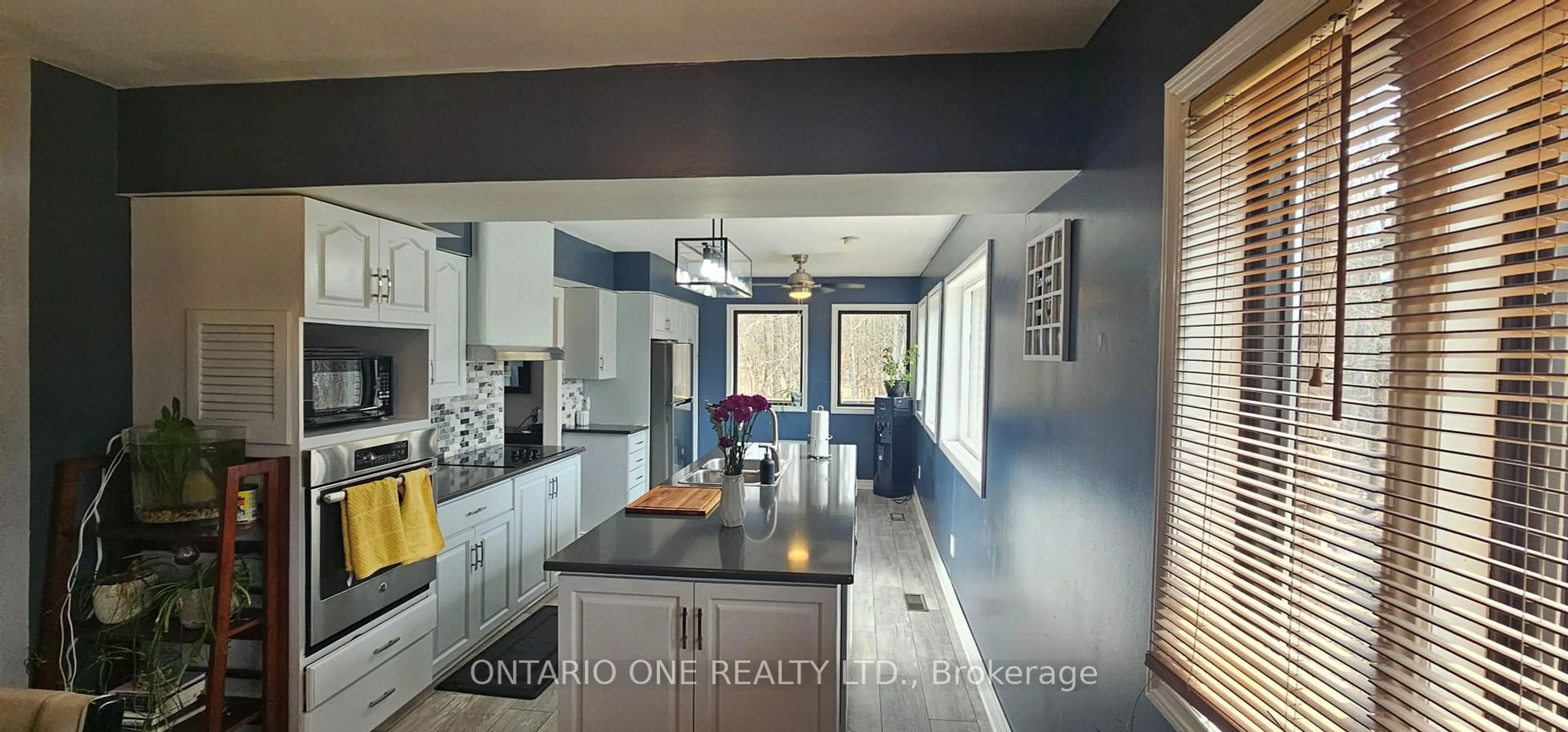 Open concept kitchen, ceramic/tile floor for 1045 Cowbell Lane, Gravenhurst Ontario P0E 1N0