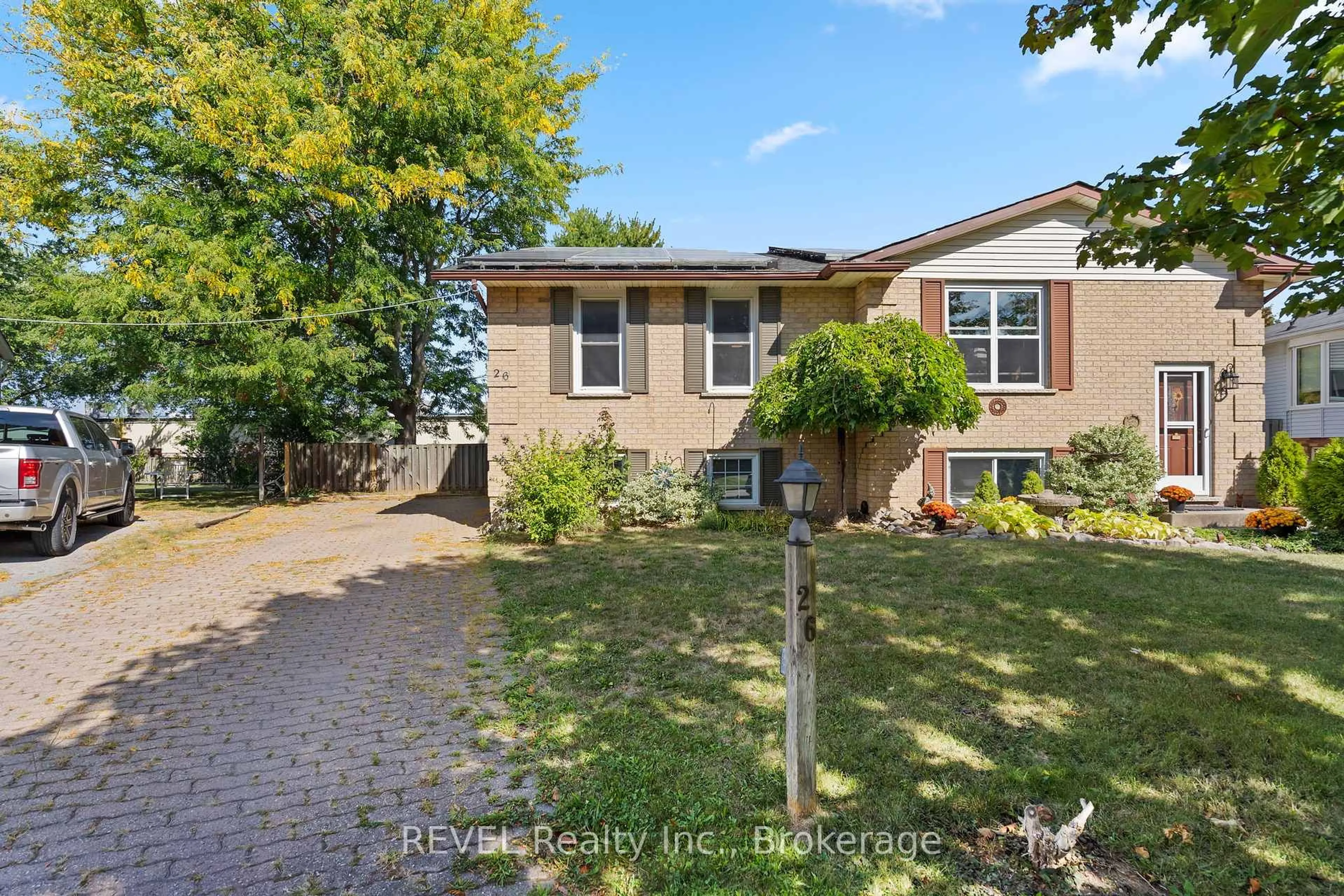 A pic from outside/outdoor area/front of a property/back of a property/a pic from drone, street for 26 Vintage Cres, St. Catharines Ontario L2S 3C2