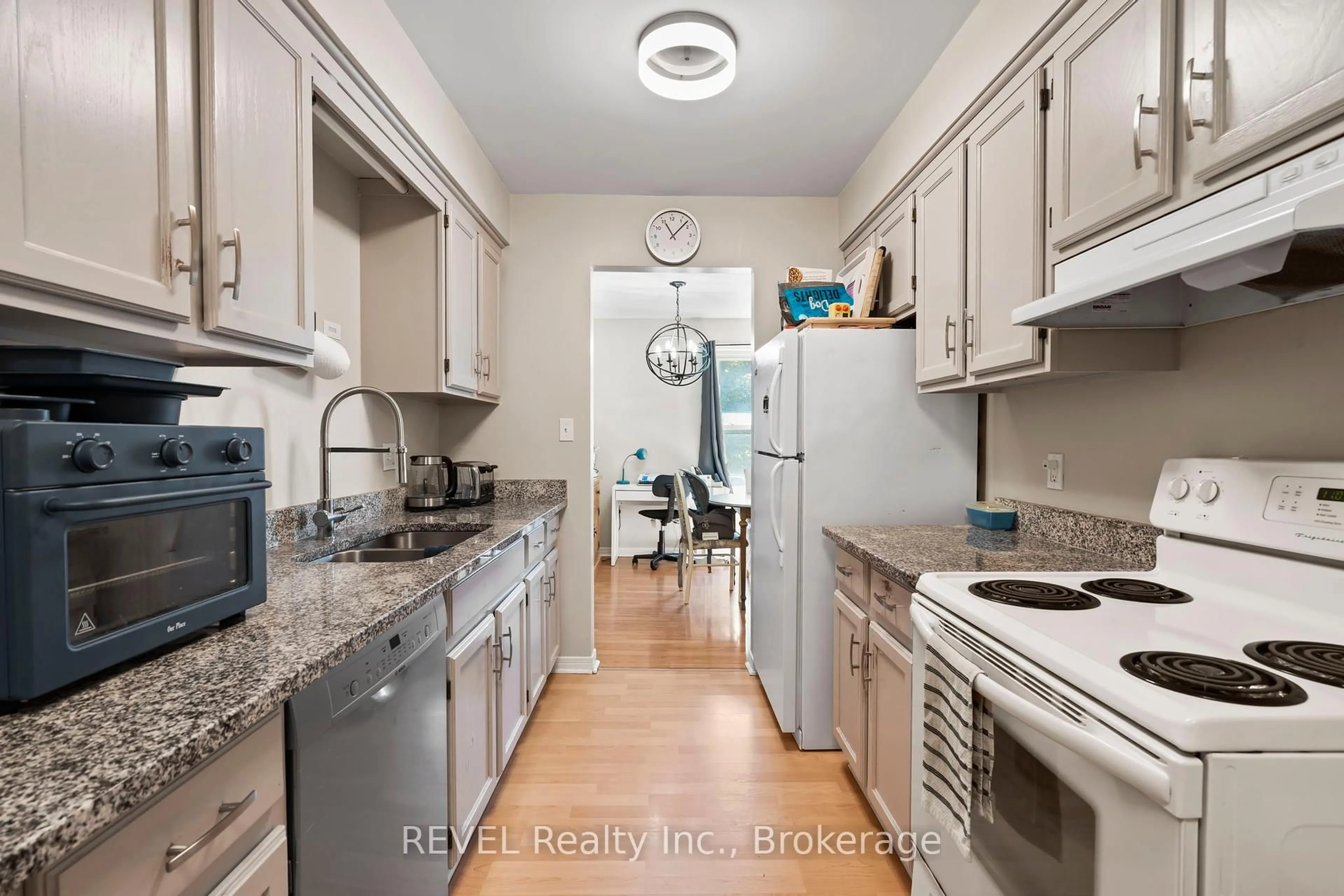 Standard kitchen, unknown for 26 Vintage Cres, St. Catharines Ontario L2S 3C2
