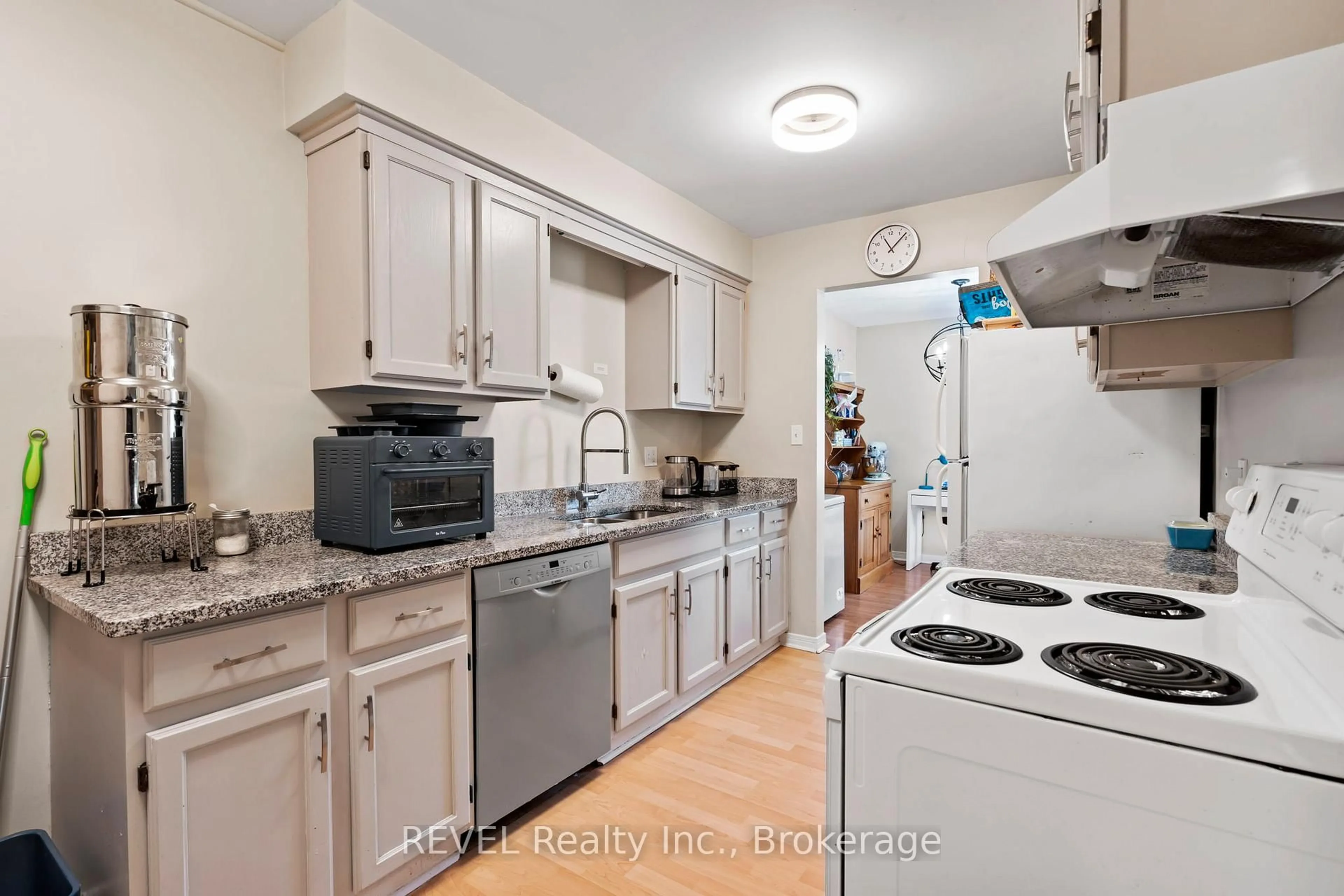 Standard kitchen, unknown for 26 Vintage Cres, St. Catharines Ontario L2S 3C2