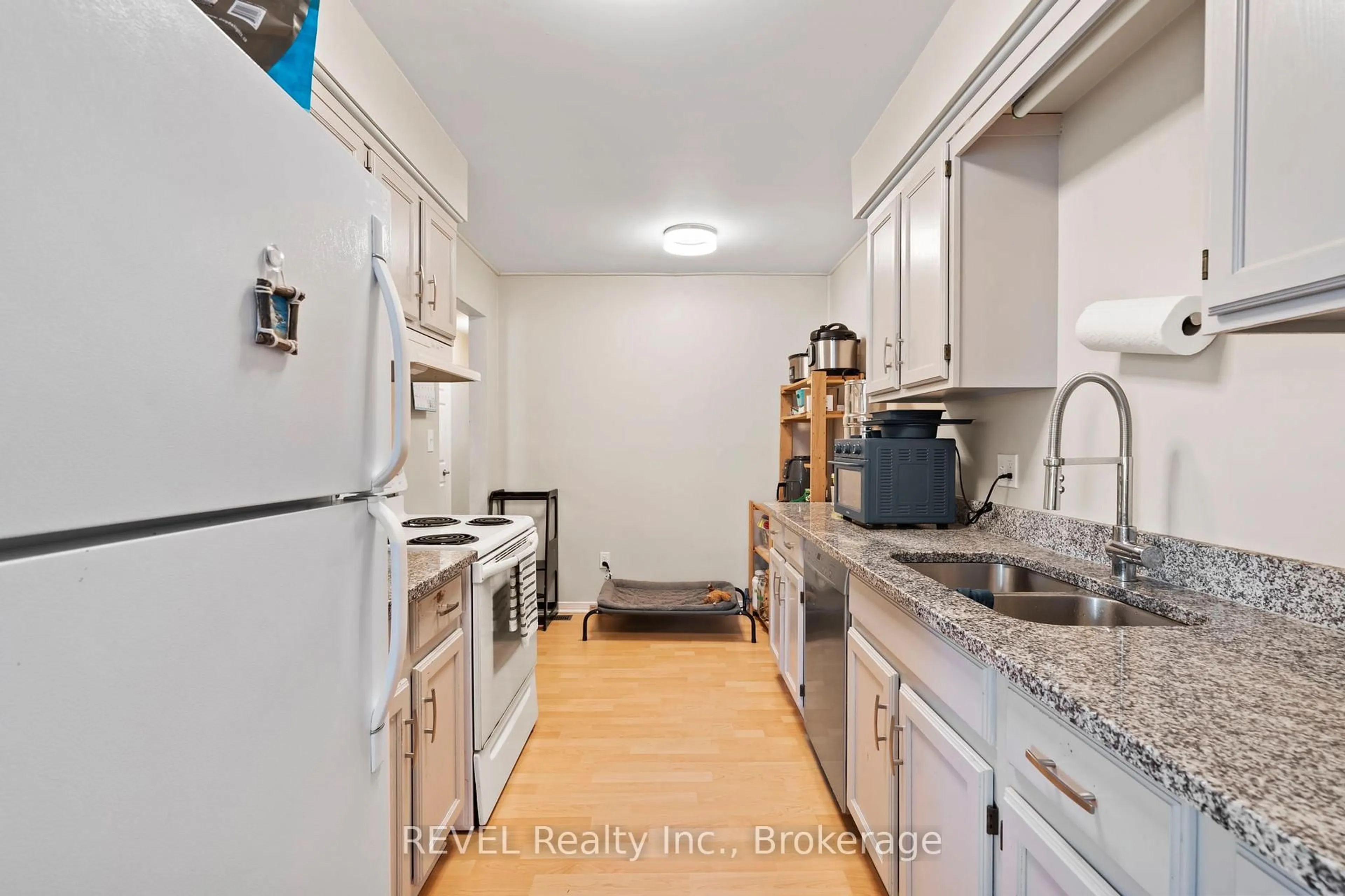 Standard kitchen, unknown for 26 Vintage Cres, St. Catharines Ontario L2S 3C2