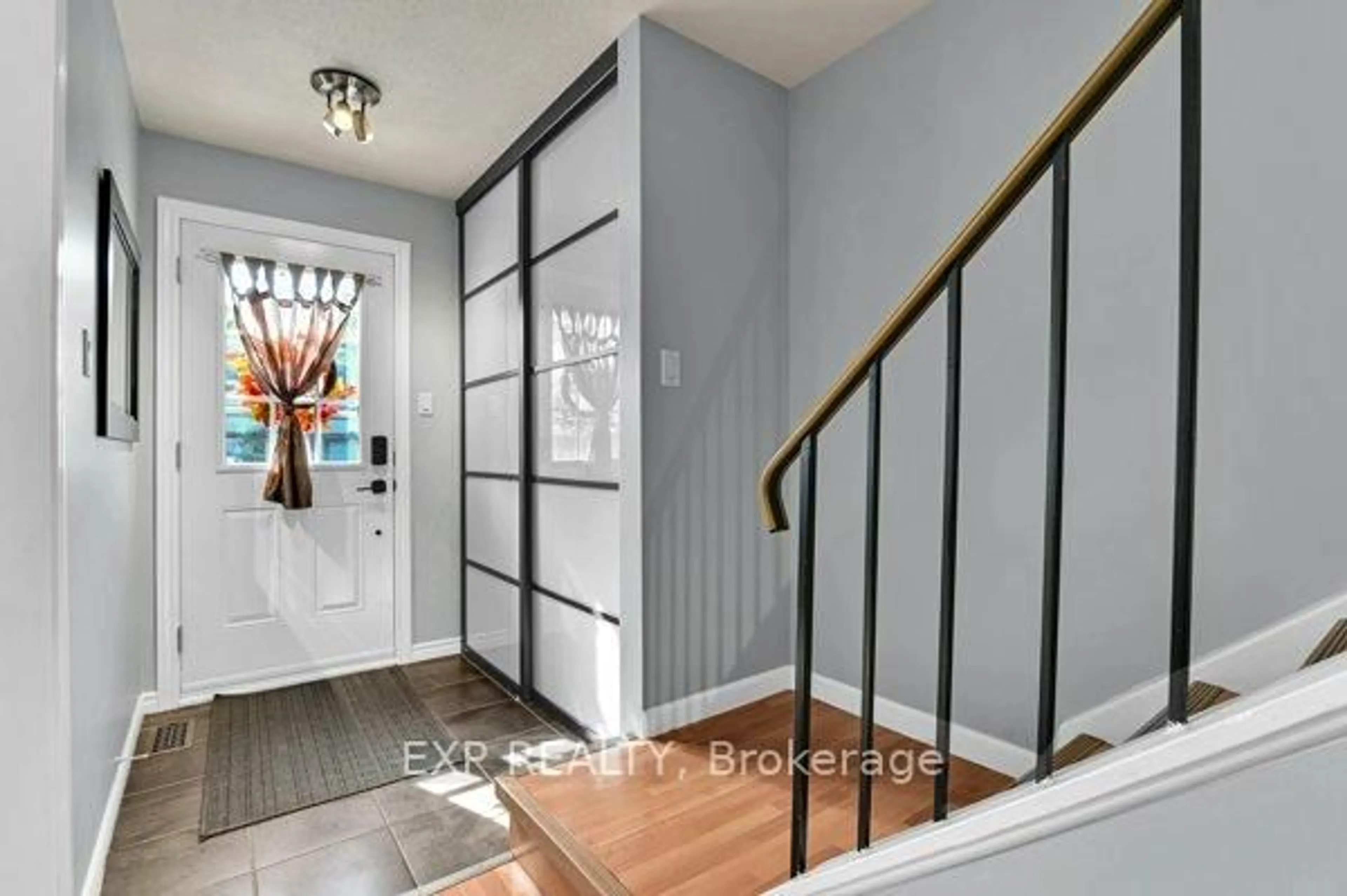 Indoor entryway for 1962 Greenvale Lane, Ottawa Ontario K1C 6E3