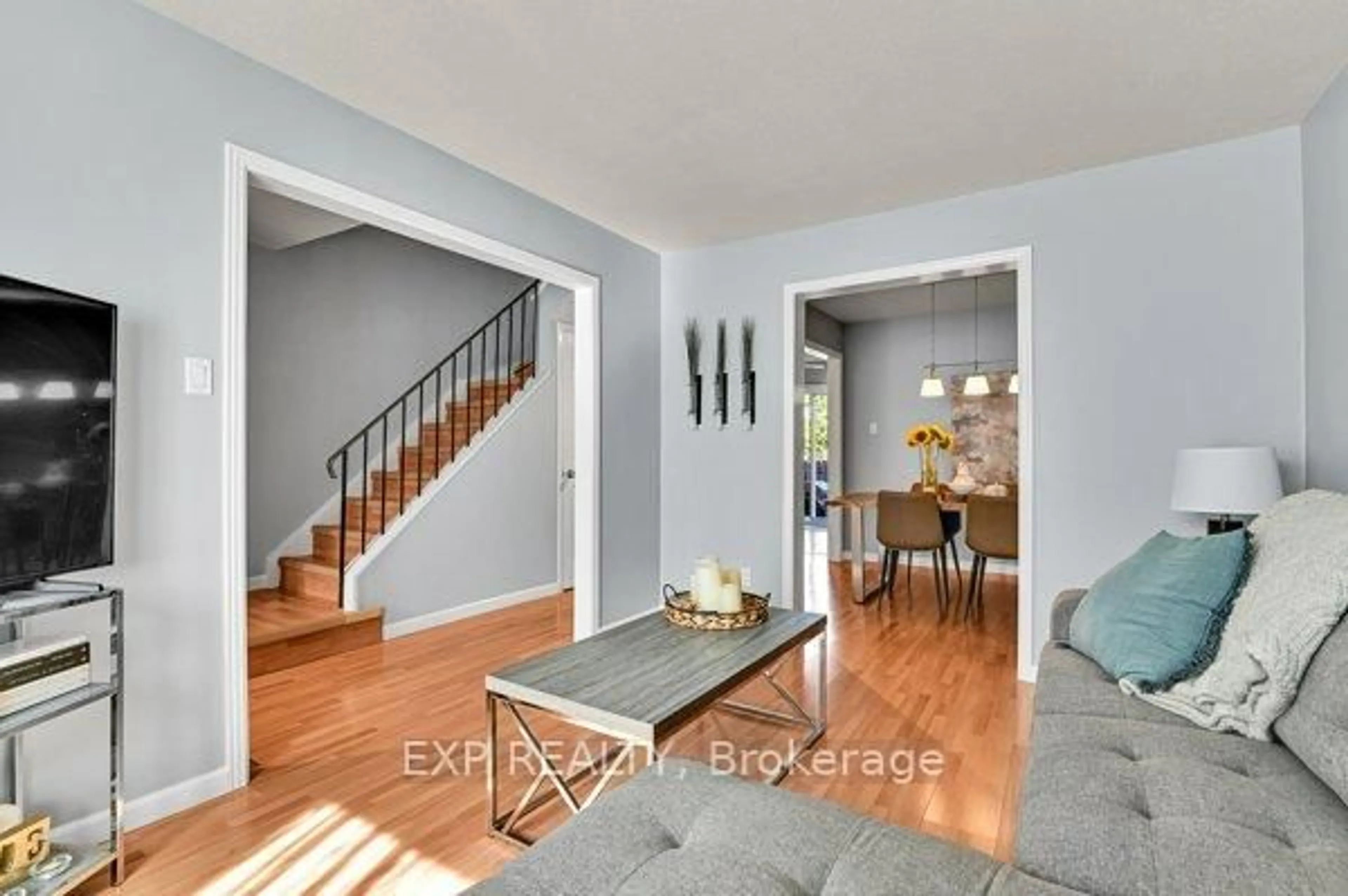 Indoor entryway for 1962 Greenvale Lane, Ottawa Ontario K1C 6E3