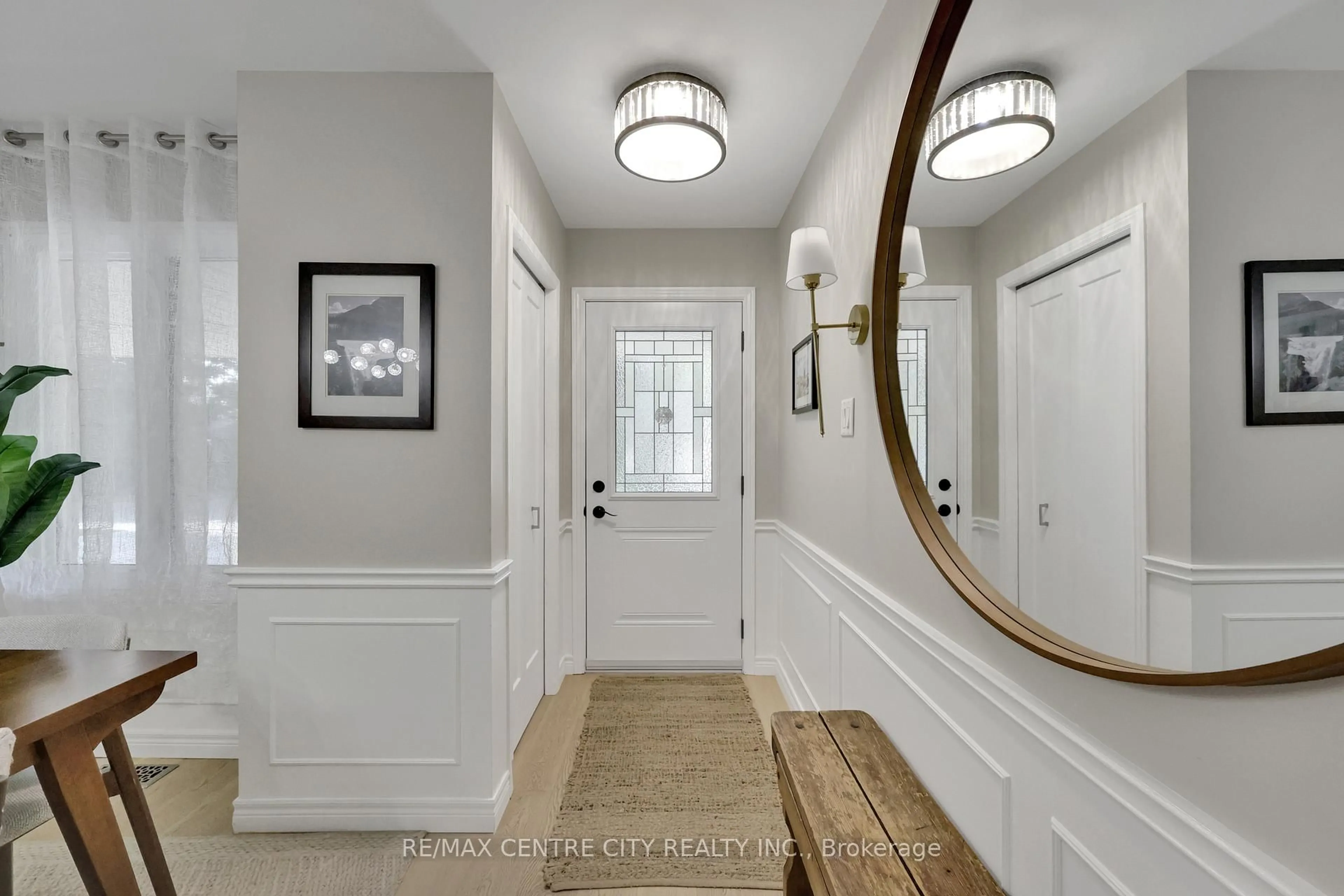 Indoor entryway for 70 Glenroy Rd #44, London South Ontario N5Z 4W9